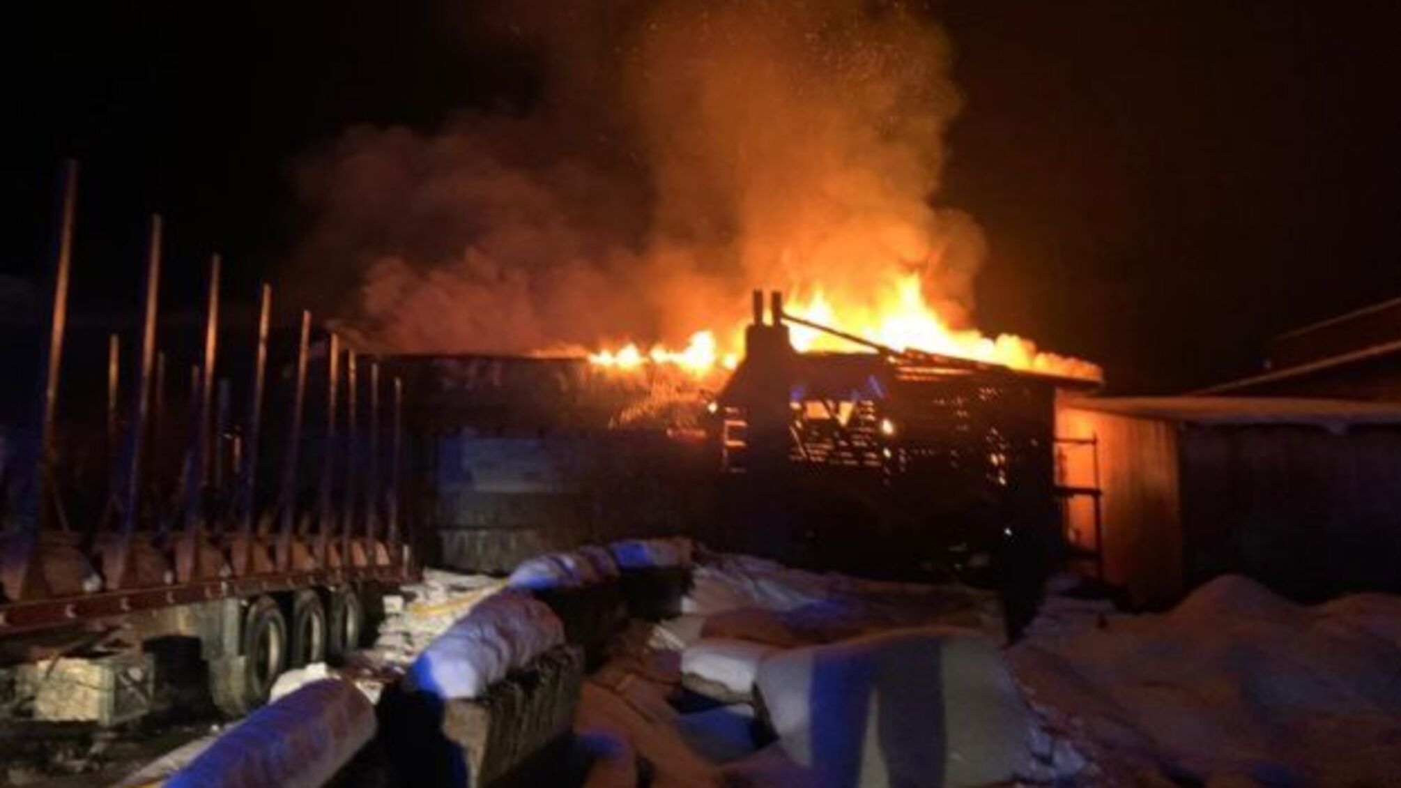 На Івано-Франківщині вночі горів деревообробний цех