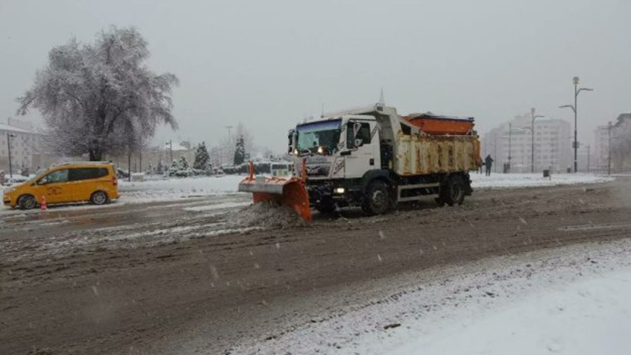 У Туреччині сніг заблокував 267 доріг