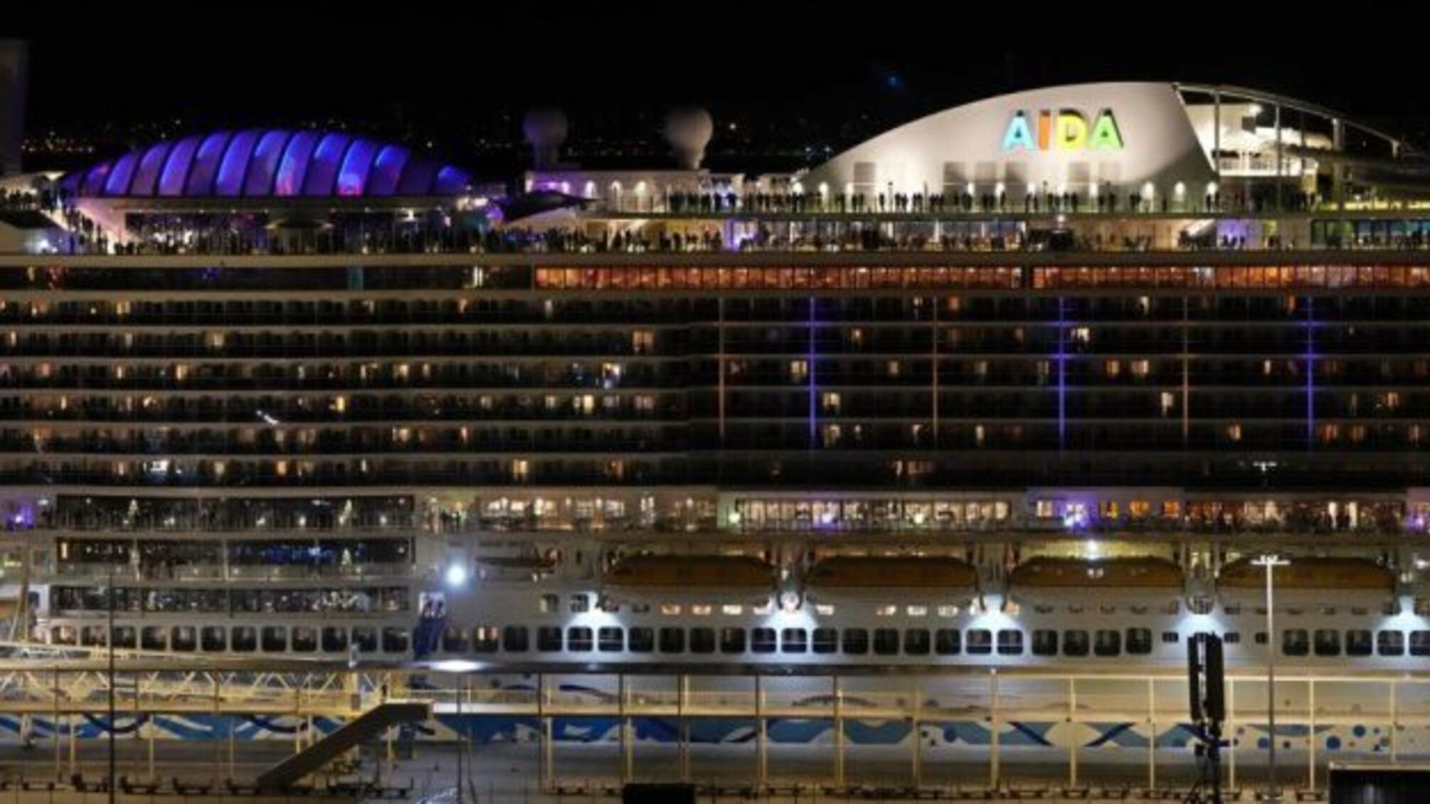 Два німецькі круїзні лайнери перервали тури через коронавірус на борту