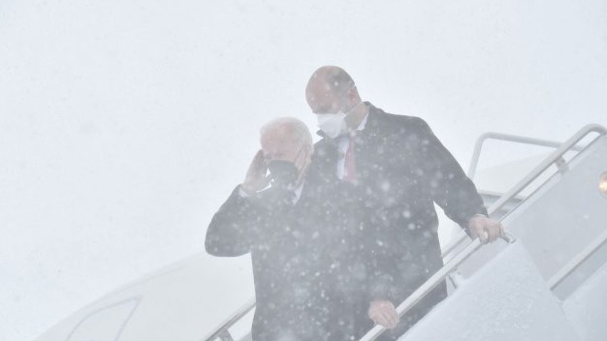 Байден не міг залишити літак через сильну хуртовину