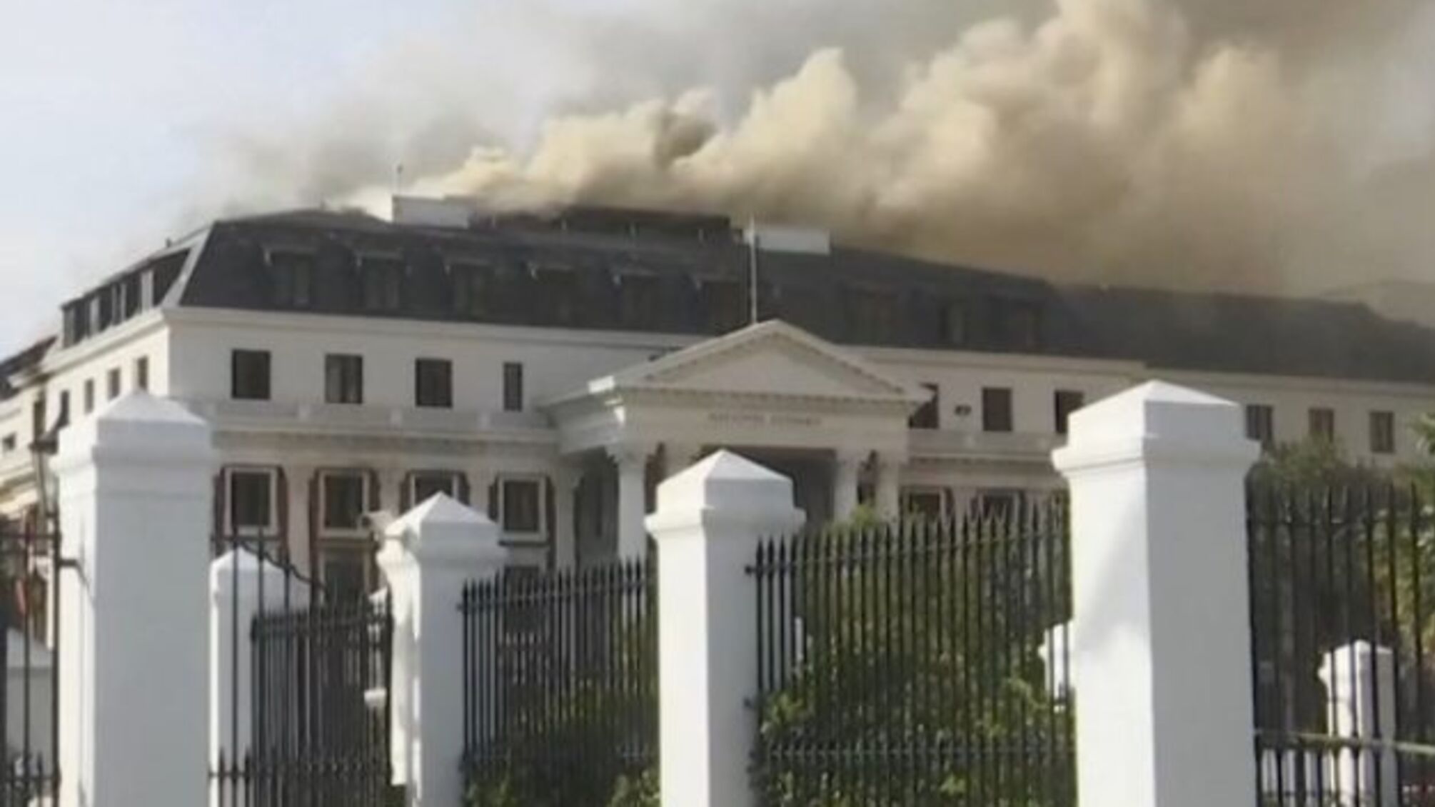 Будинок парламенту Південно-Африканської Республіки знову охопила пожежа