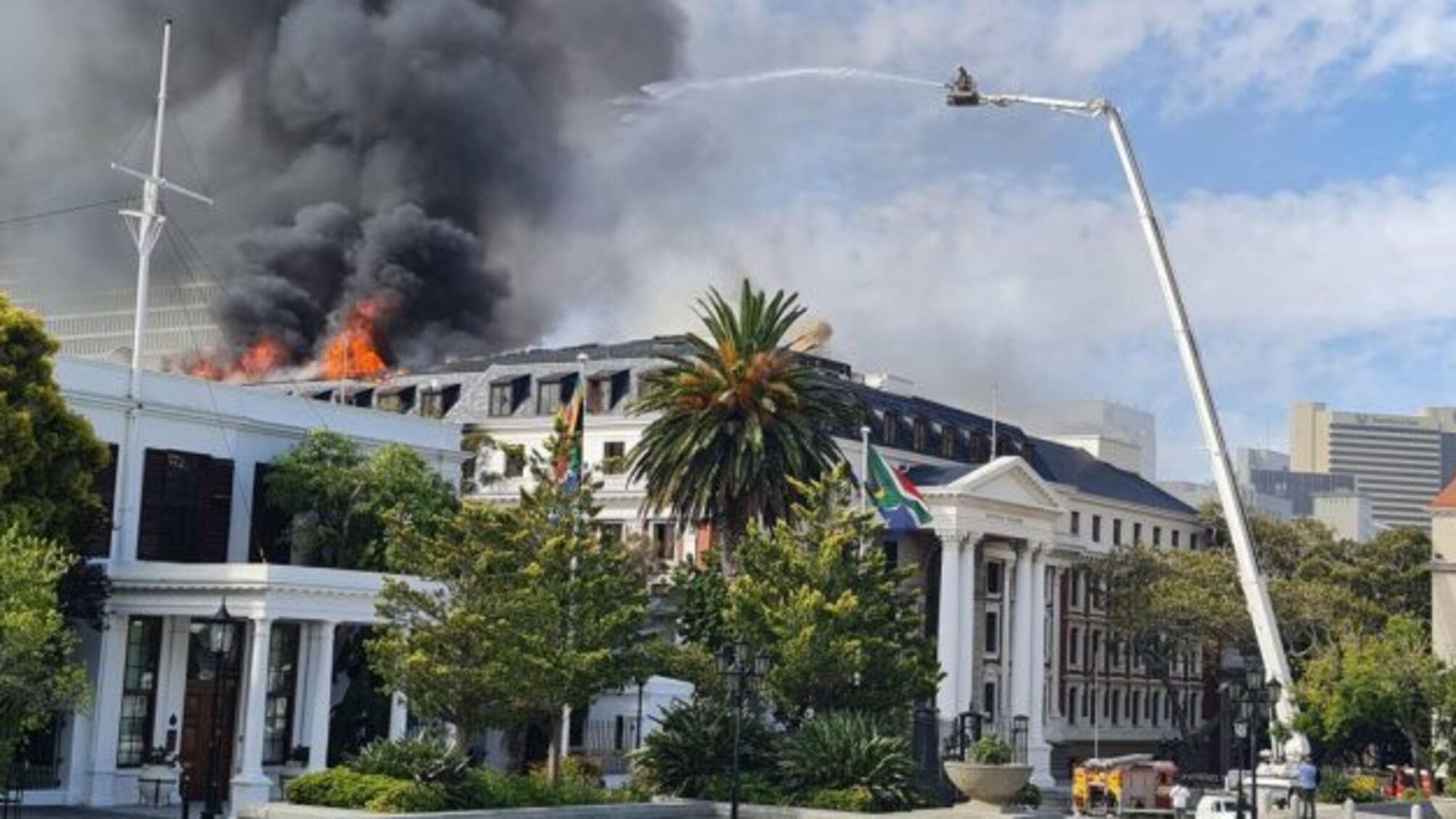 У ПАР пожежники два дні гасили будівлі парламенту