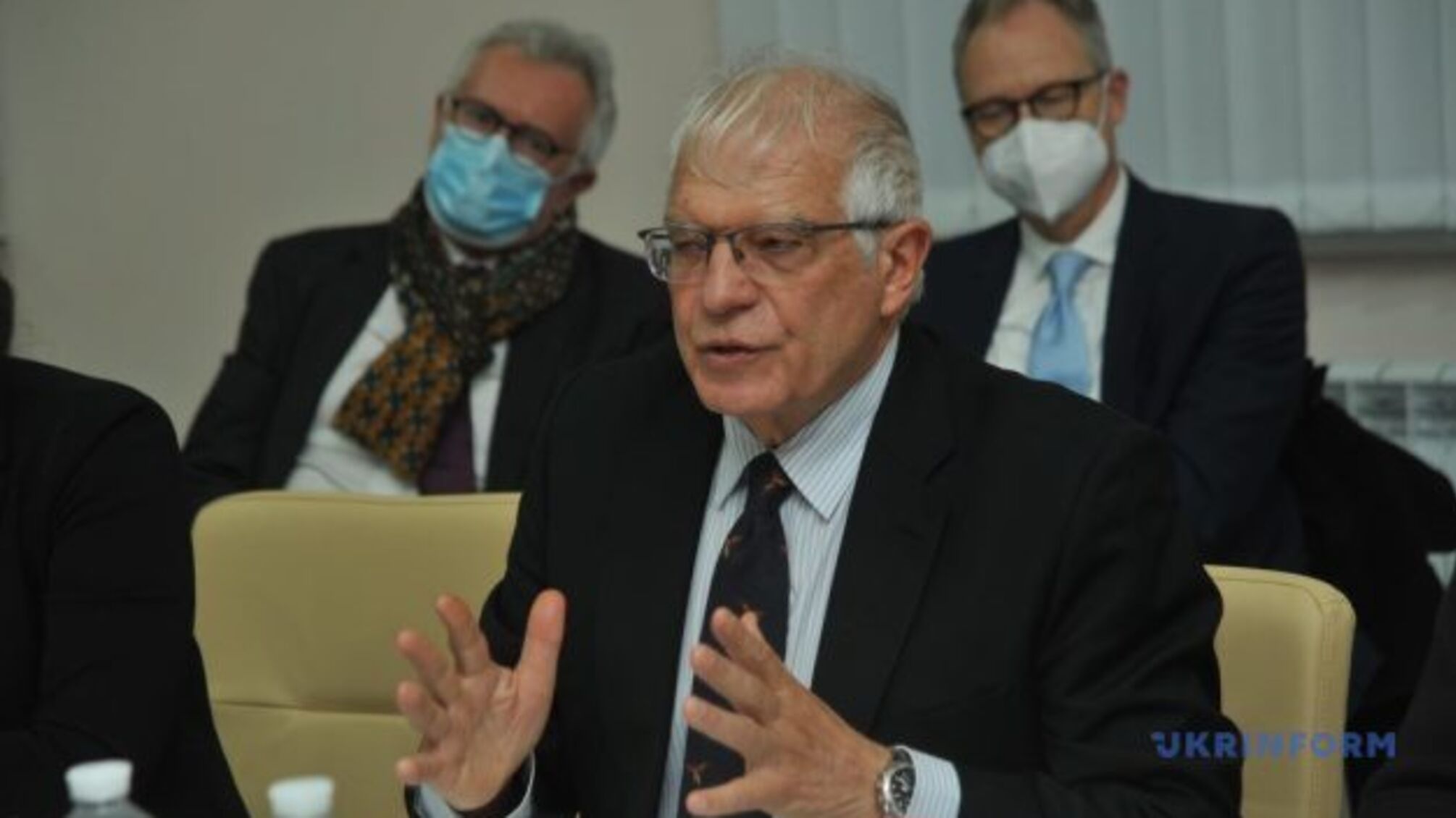 Діалог щодо України треба супроводжувати жорсткими заходами стримування РФ – Боррель