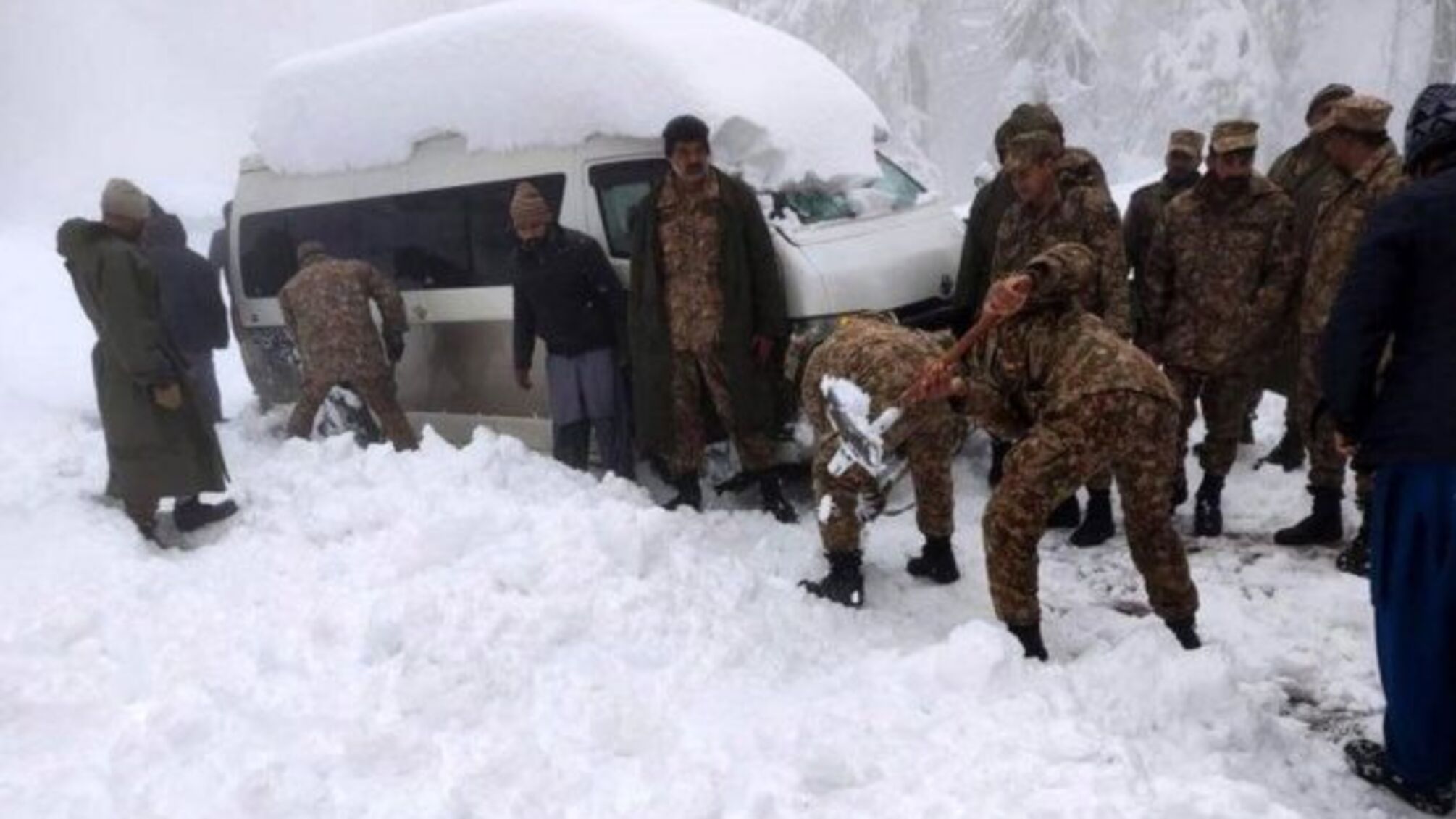 У Пакистані через сильний снігопад загинули більш як 20 осіб