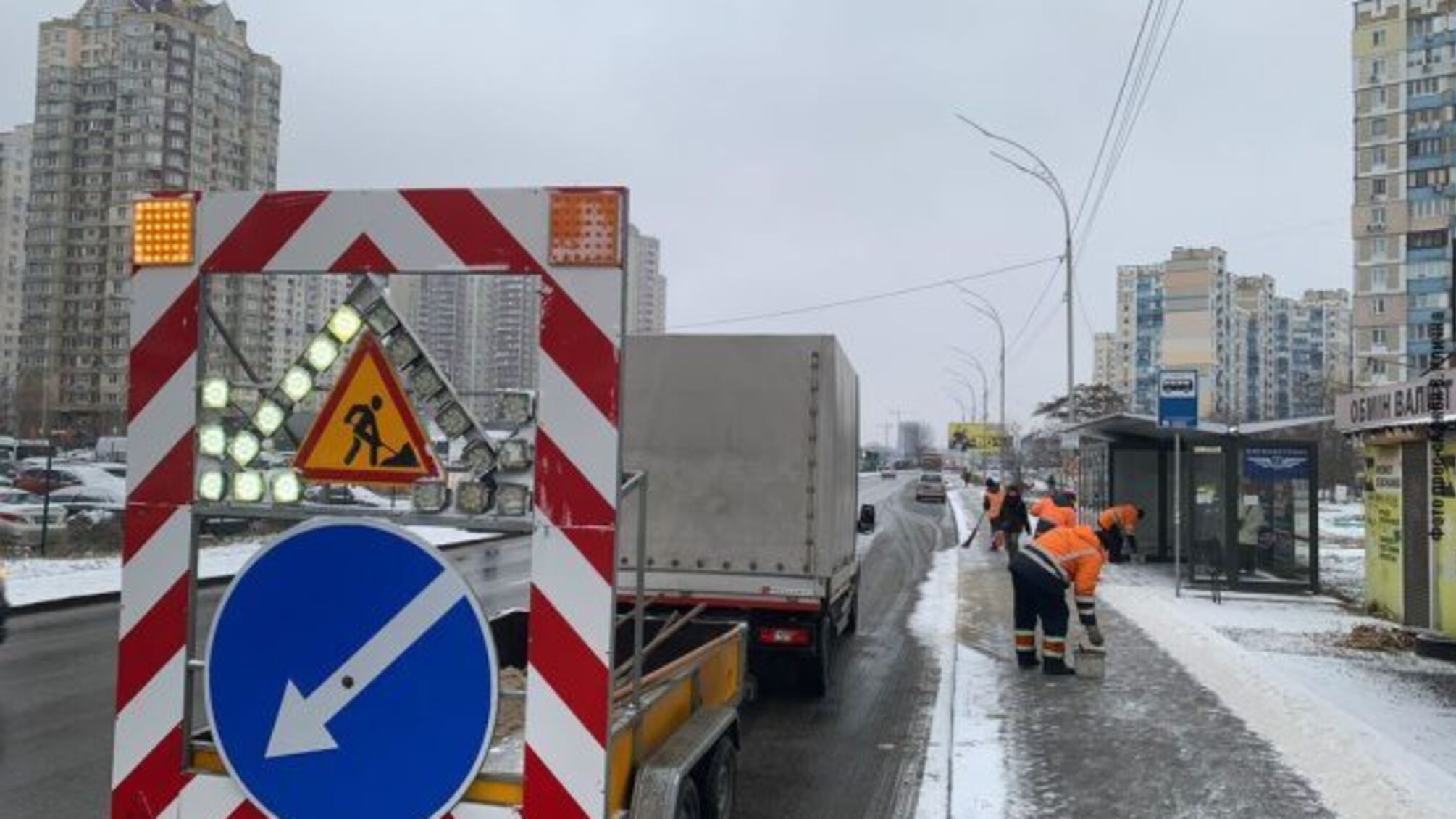 Снігопад в Україні: на дороги вивели 1,3 тисячі одиниць техніки