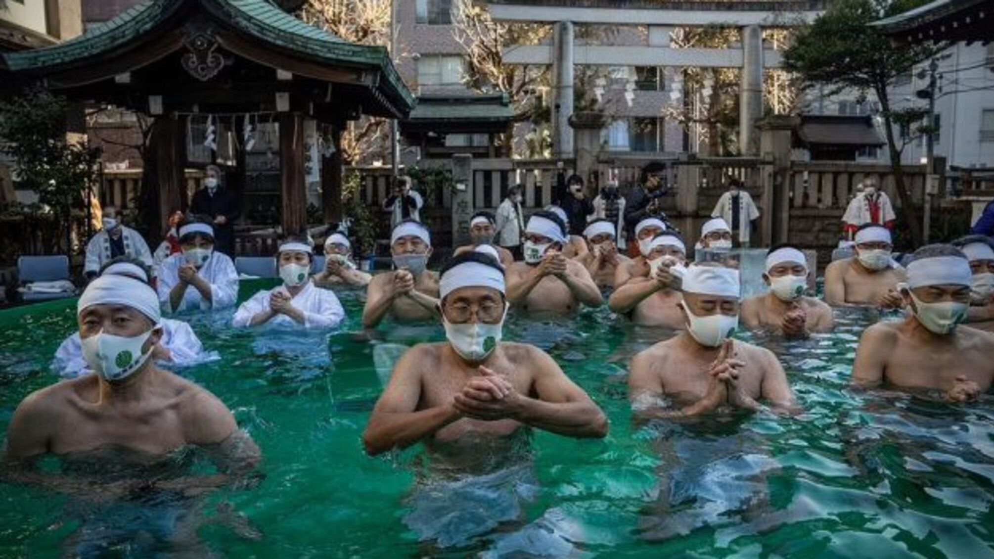 Десятки японців помолилися у крижаній воді за припинення пандемії