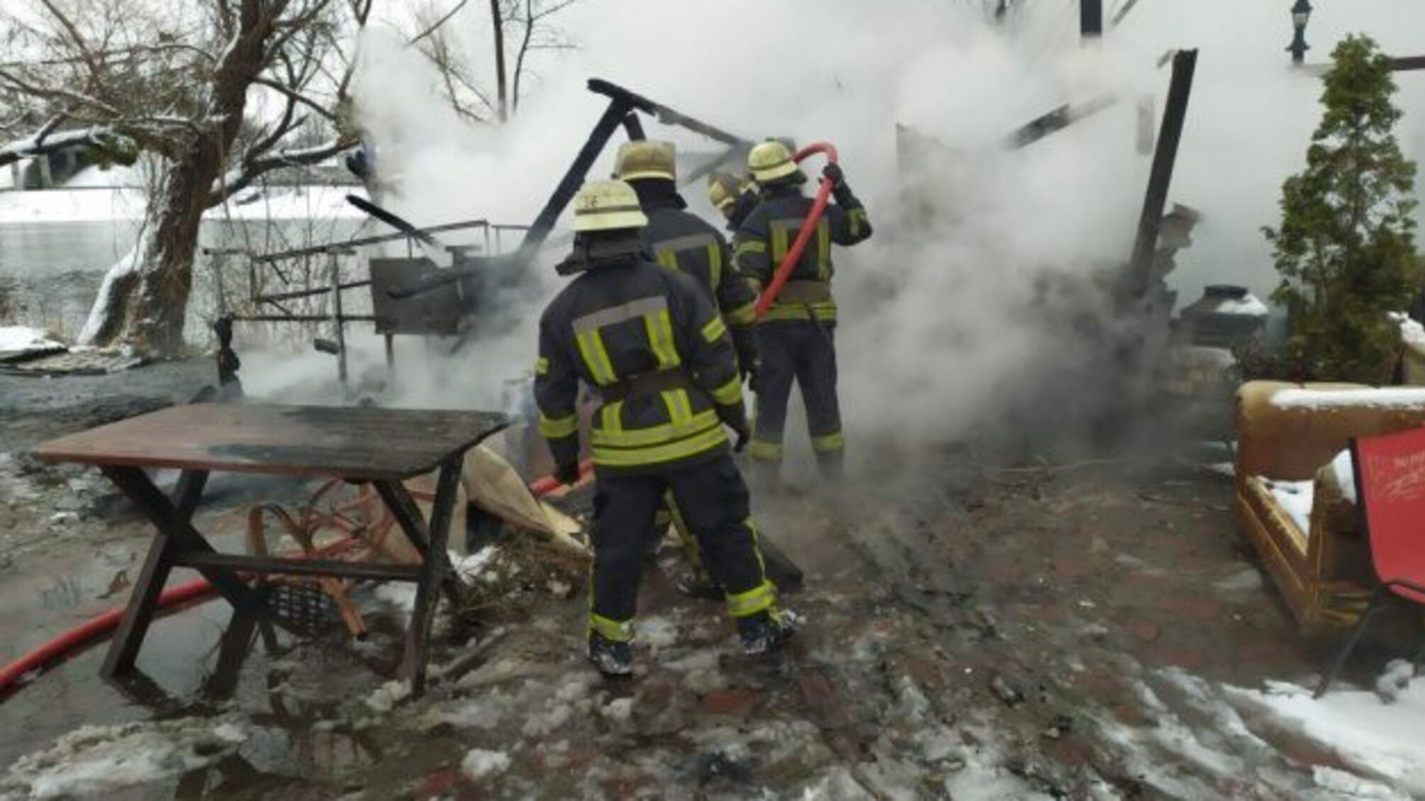 Під час пожежі у Гідропарку постраждав чоловік