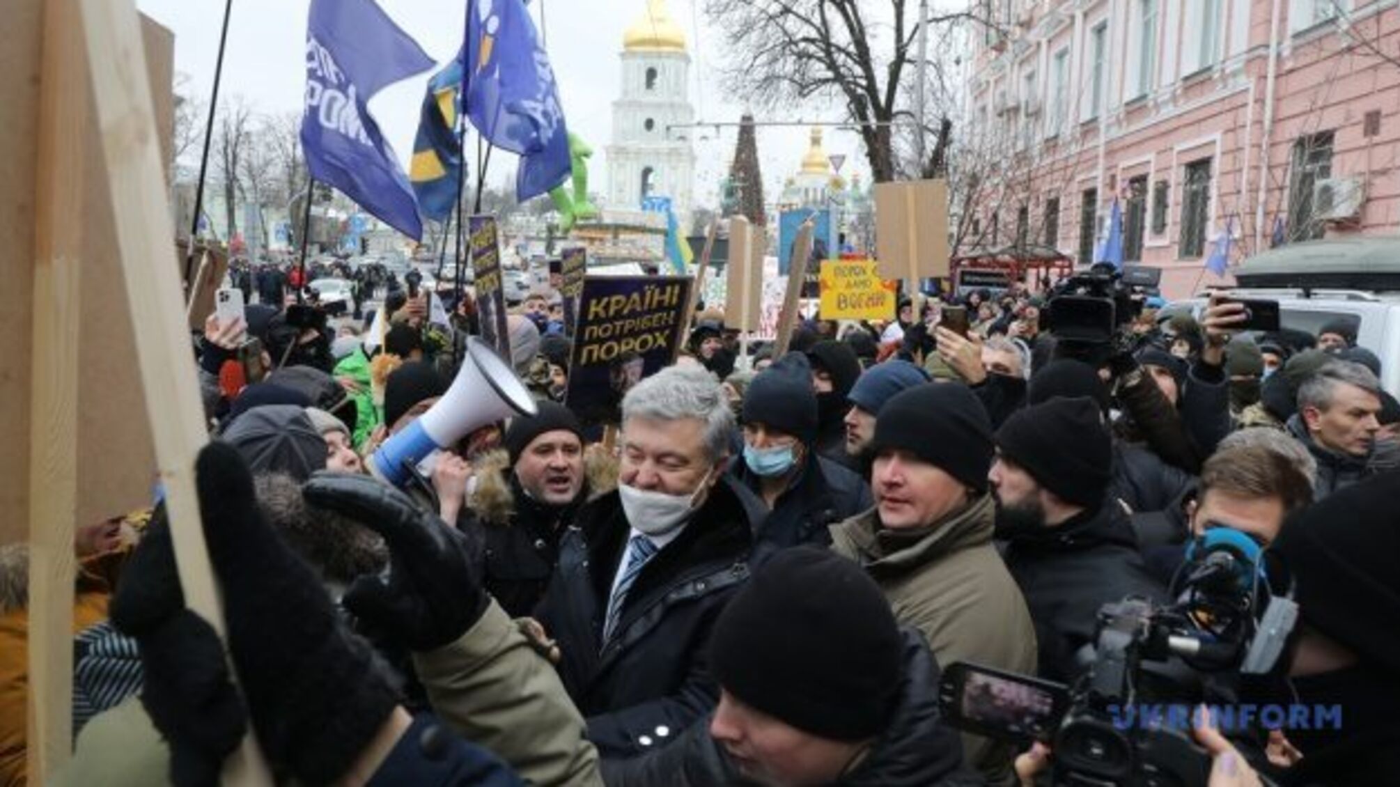 Акція на підтримку Порошенка під судом звершилася