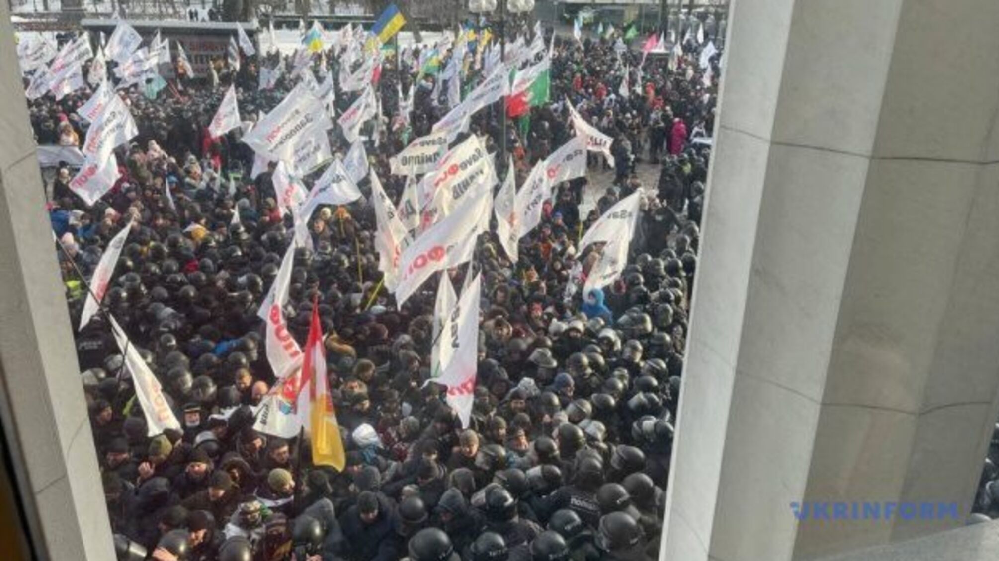 ФОПи прорвали паркан біля Ради
