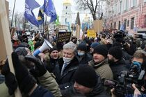 Под Печерским райсудом произошла стычка между сторонниками Порошенко и полицией (видео)
