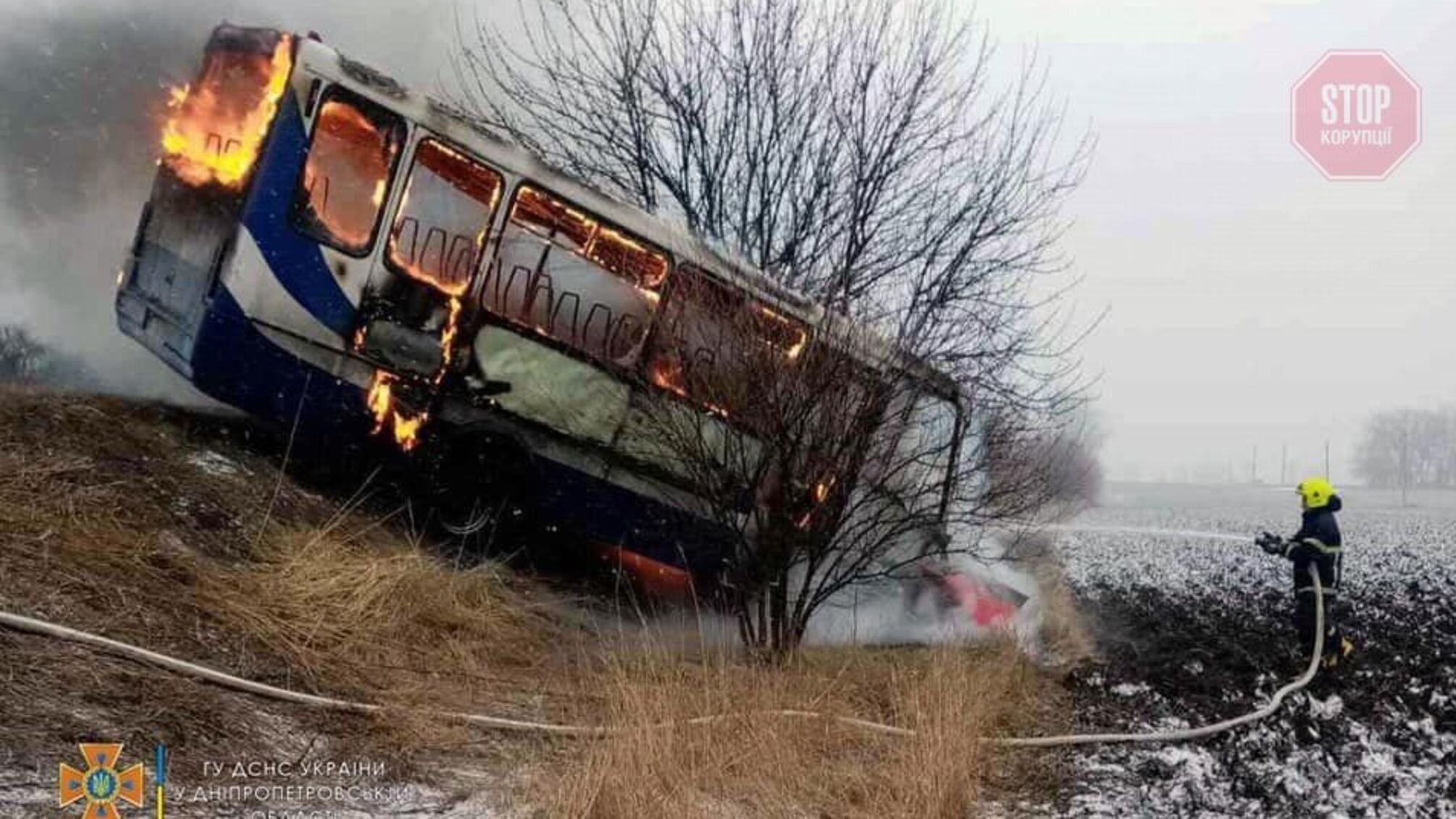На Дніпропетровщині внаслідок ДТП загорілися автобус і легковик, є загиблий