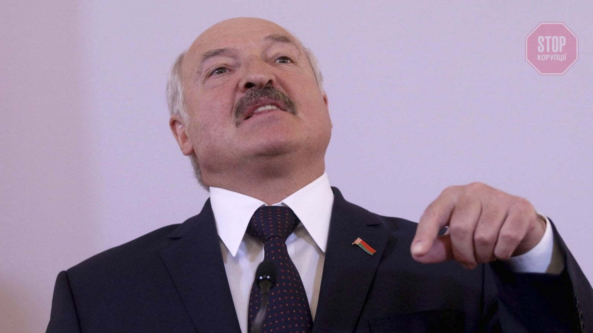 Лукашенко заявив, що розверне війська на кордоні з Україною 