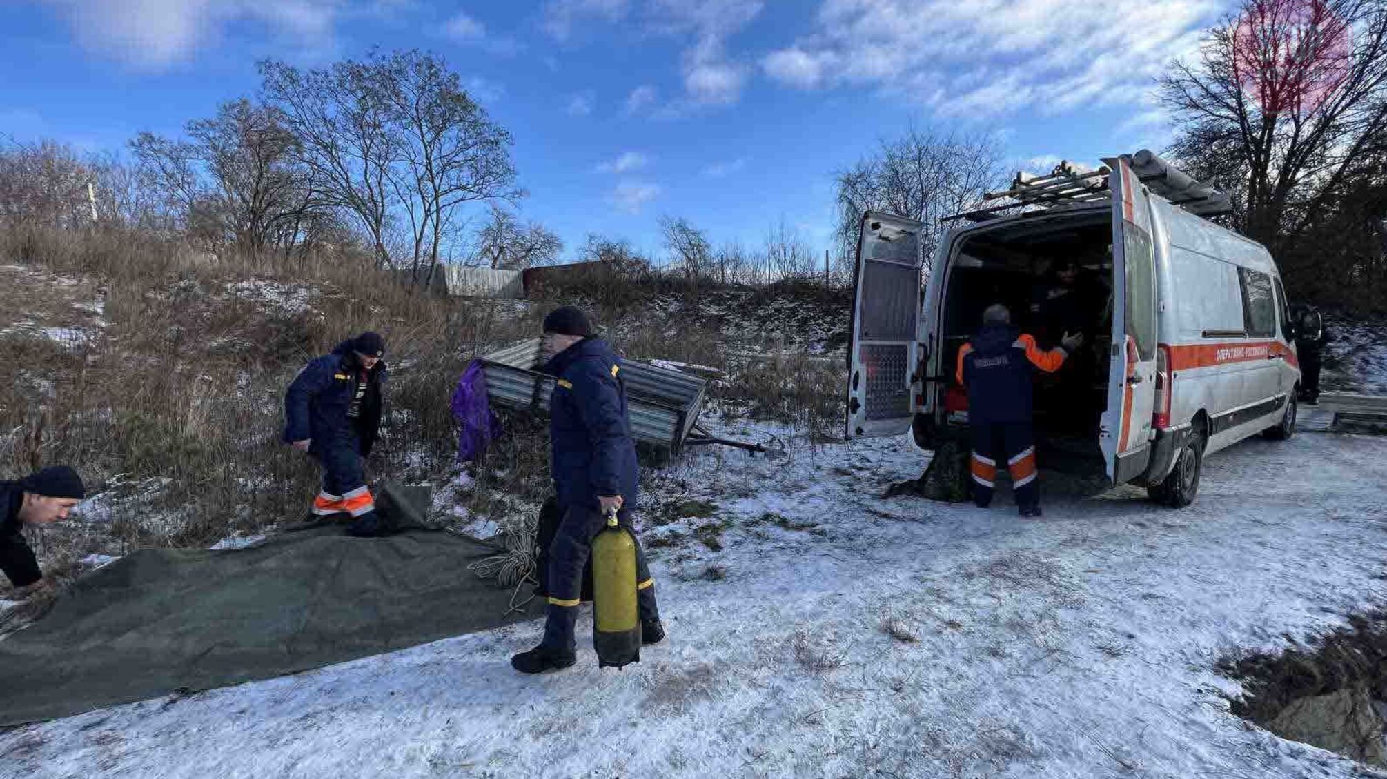 На Київщині рятувальники дістали тіло чоловіка, який пірнув в ополонку (фото)