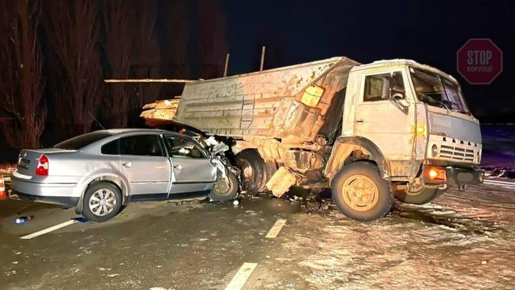 В Киевской области автомобиль врезался в грузовик, есть погибшие (фото)