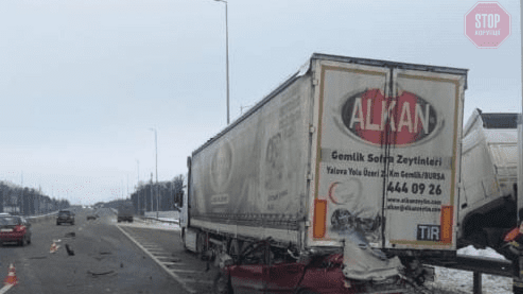 В Киевской области грузовик раздавил машину, погибли 4 человека (фото)