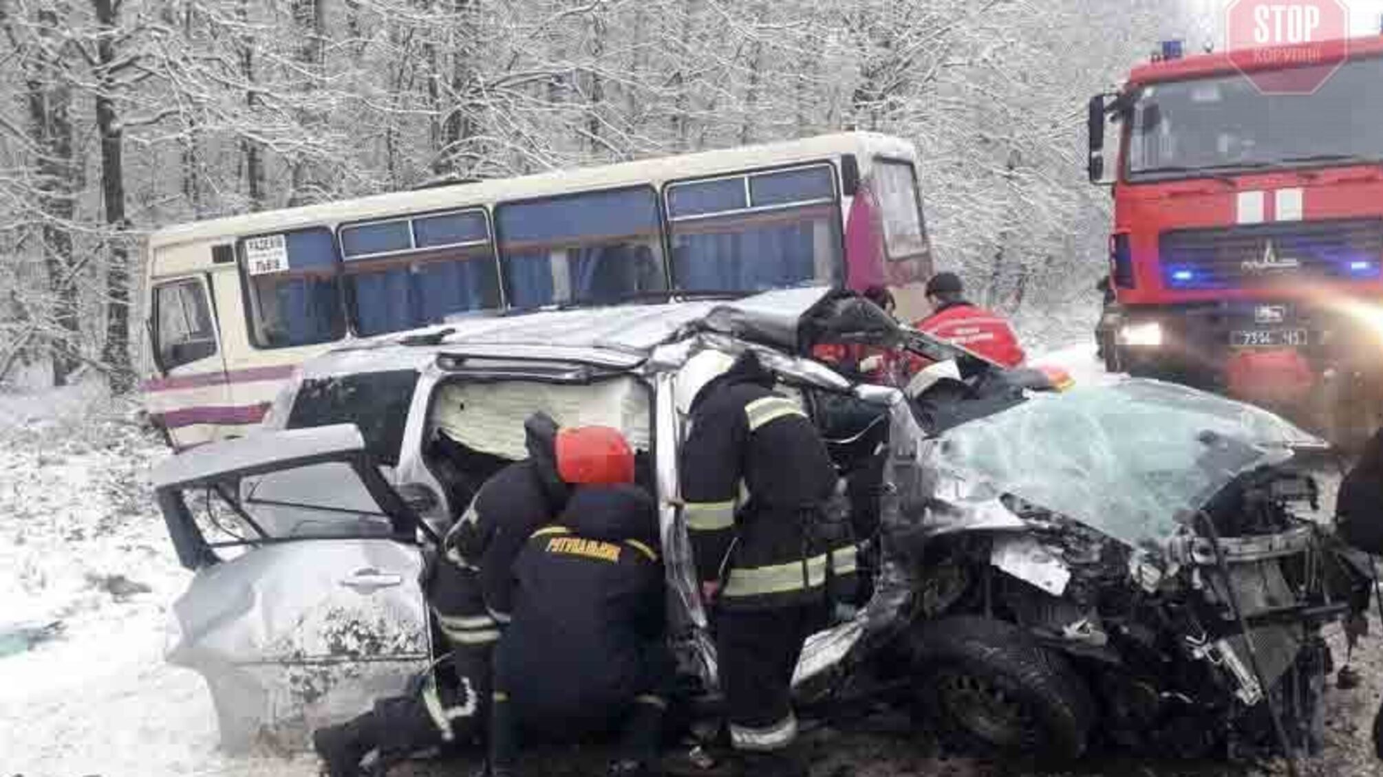 На Львовщине произошло ДТП с рейсовым автобусом, есть пострадавшие (фото)
