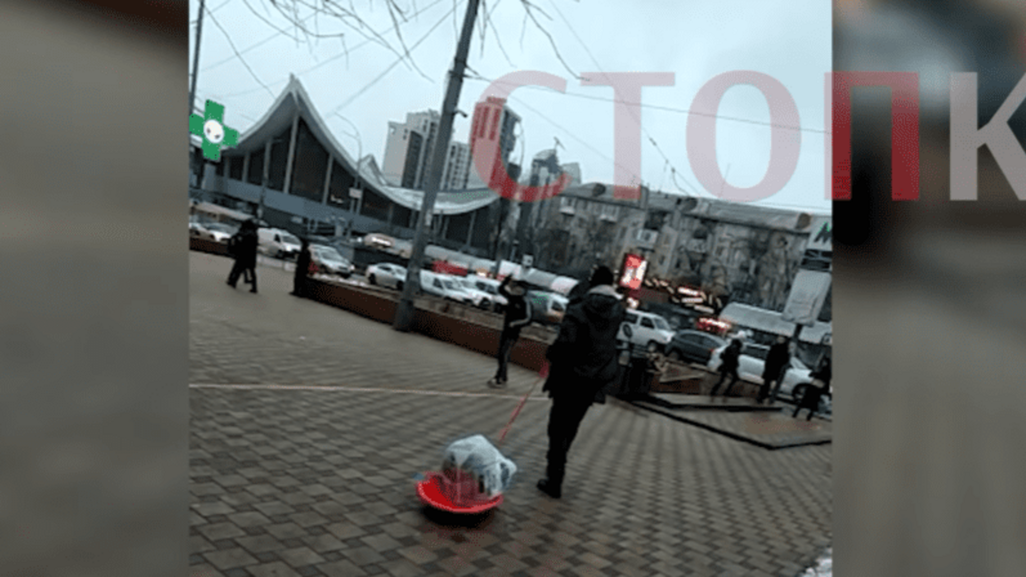 Махав ножами й агресивно поводився: у центрі Києва затримали неадекватного чоловіка (фото, відео)
