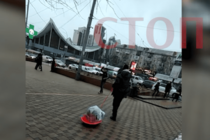 Размахивал ножами и агрессивно вел себя: в центре Киева задержали неадекватного мужчину (фото, видео)