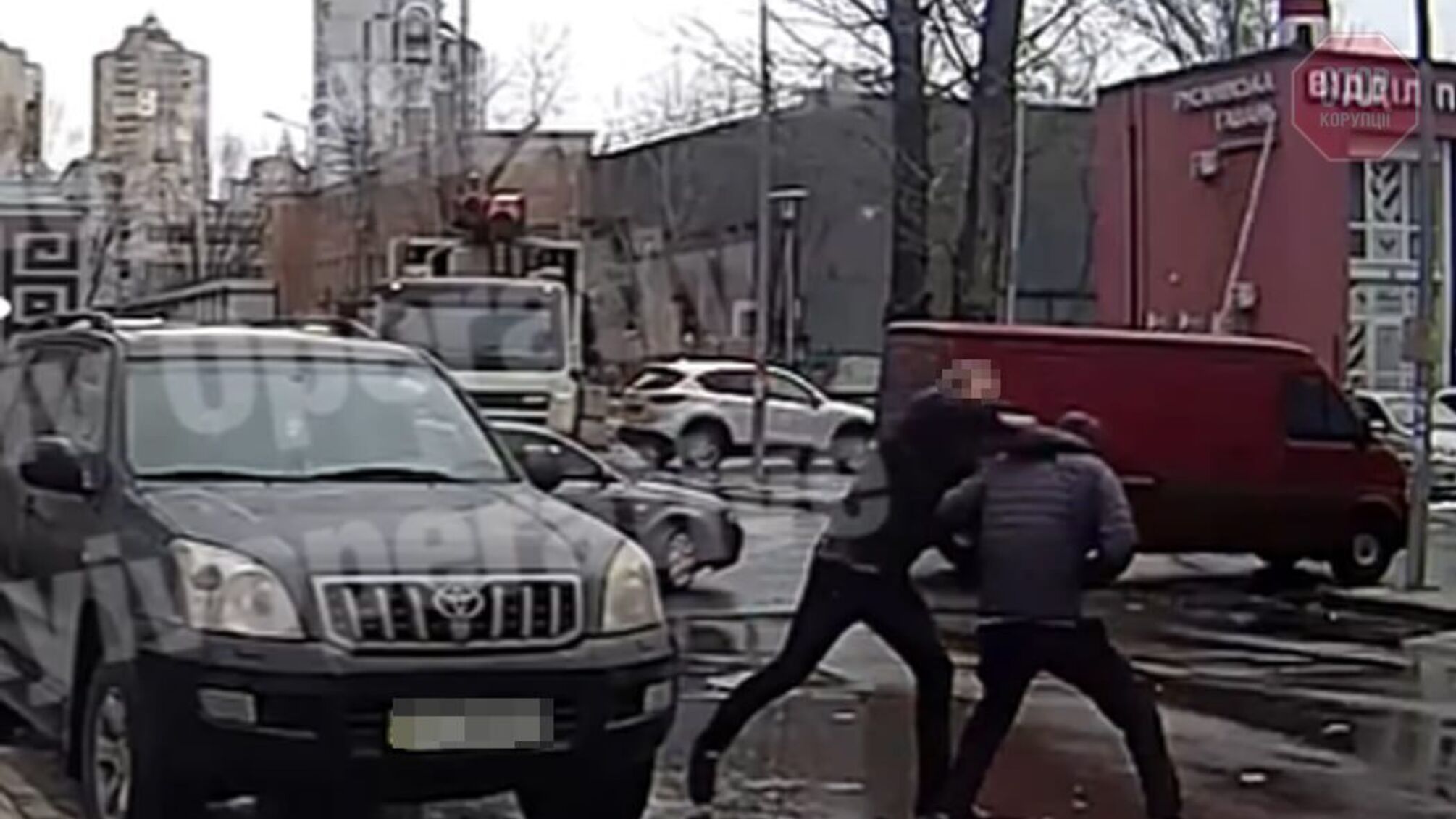 У Києві молодий водій позашляховика жорстоко побив перехожого за зауваження