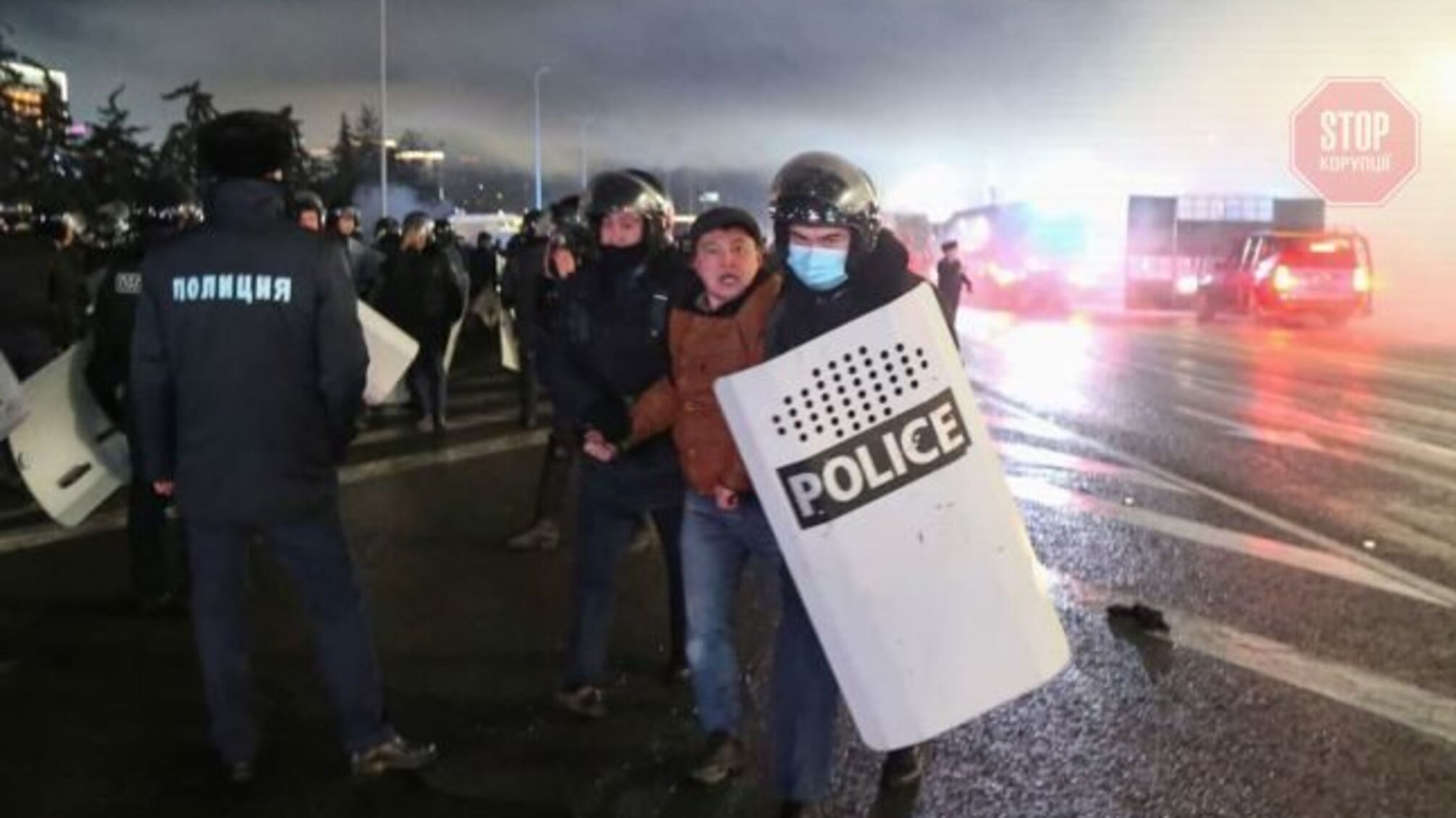 В Алматы протестующие захватили один из телеканалов
