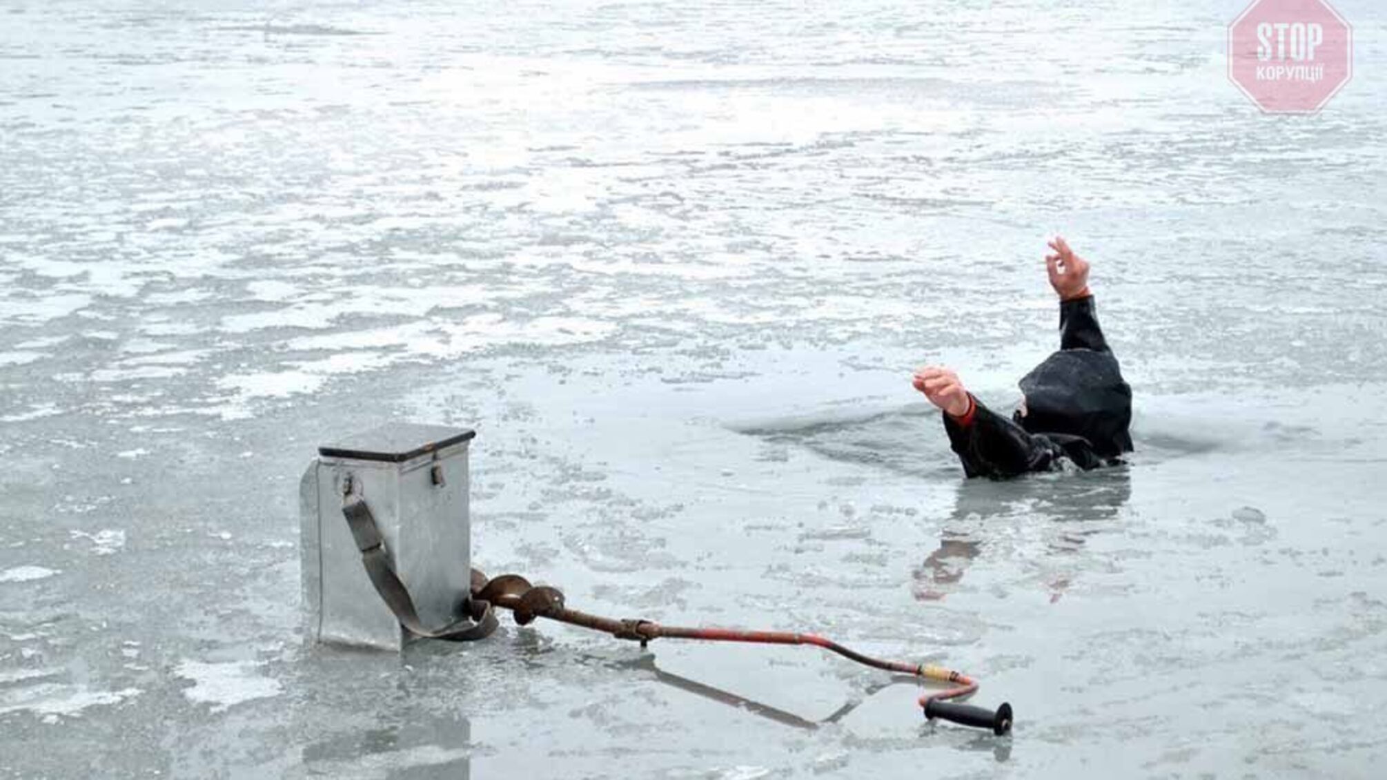 На Черкащині рибалка провалився під лід, його тіло дістали водолази 