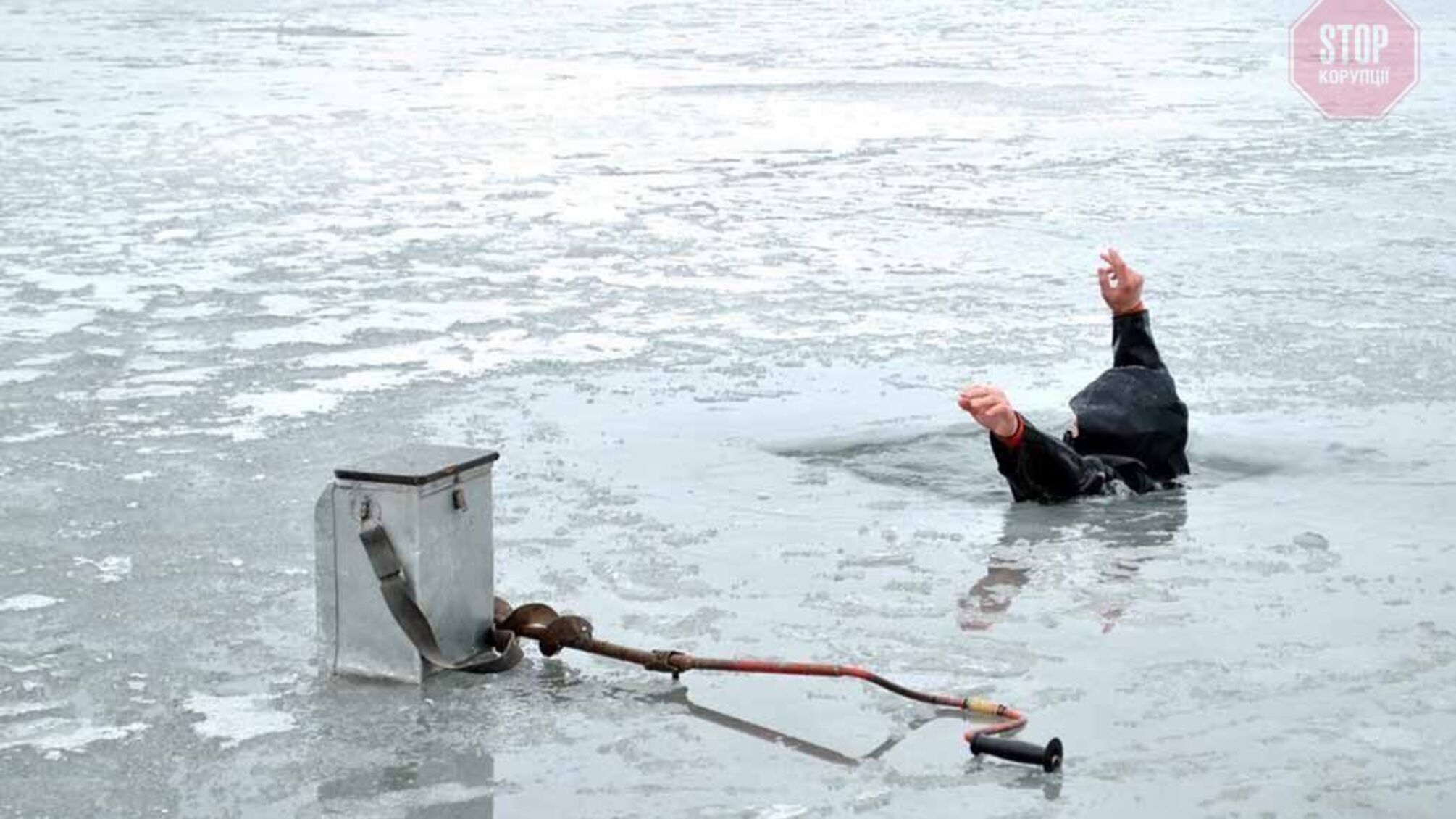 На Черкащині рибалка провалився під лід, його тіло дістали водолази
