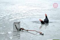 В Черкасской области рыбак провалился под лед, его тело достали водолазы