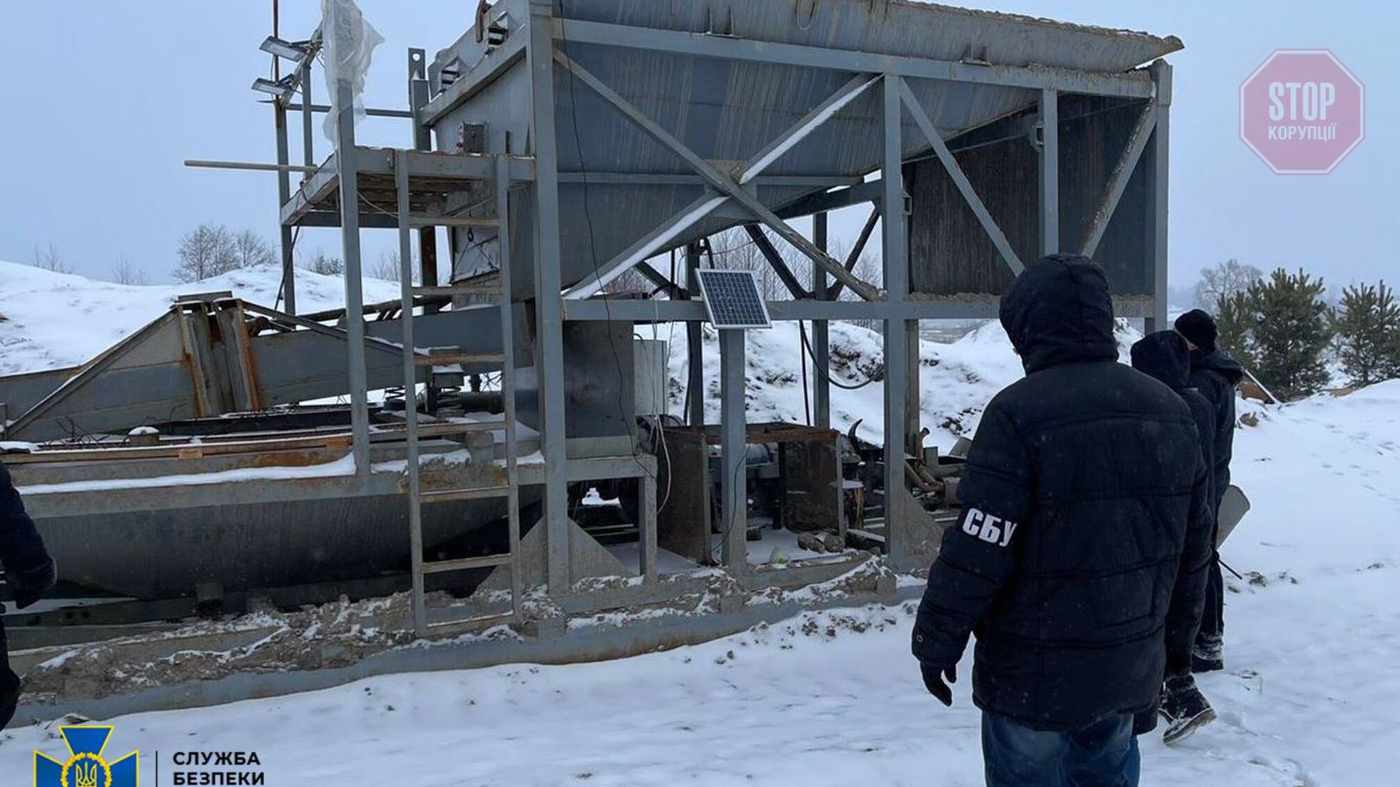 В Житомирской области СБУ остановила незаконную добычу янтаря (фото)