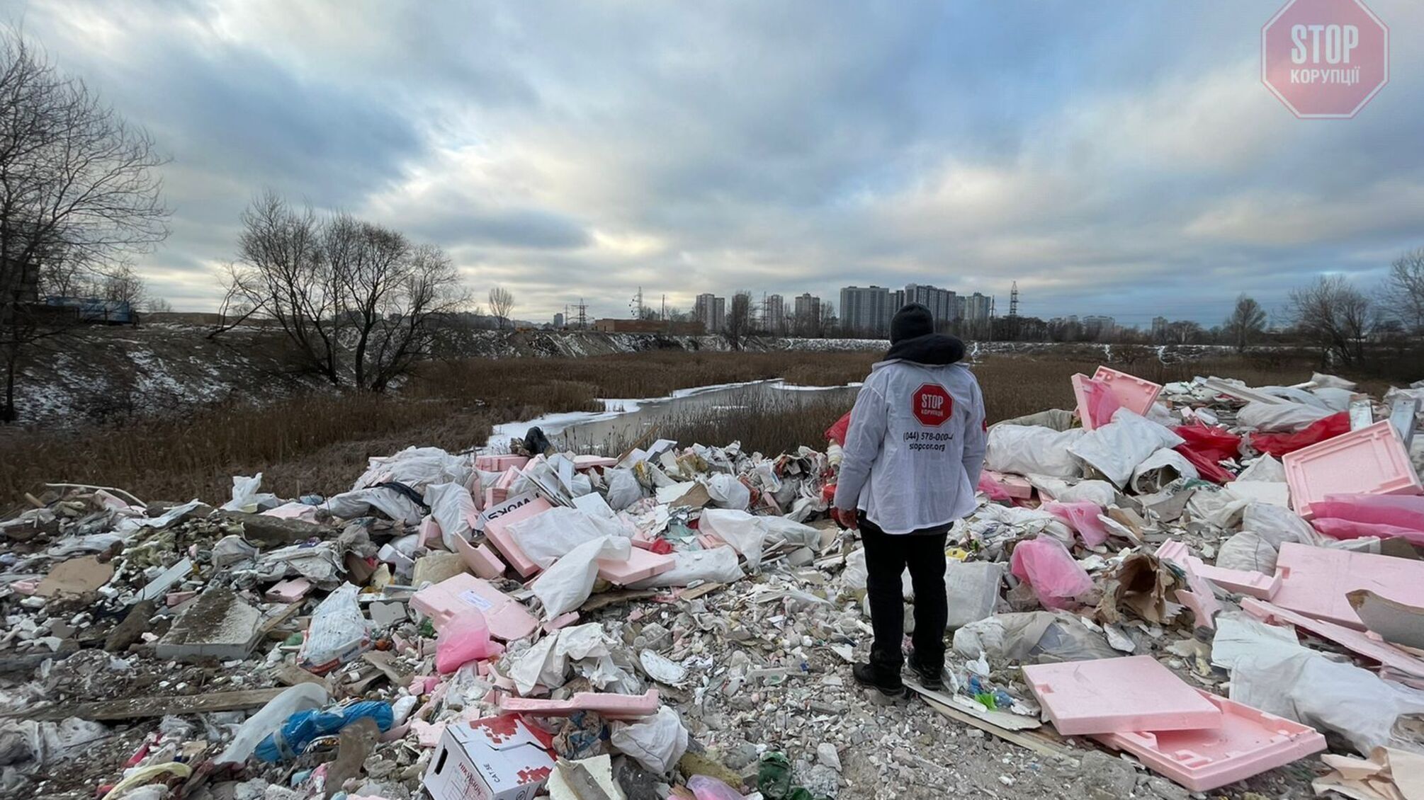 В Киеве в 300 метрах от метро “Харьковская” развернули гигантскую свалку: что происходит (видео)