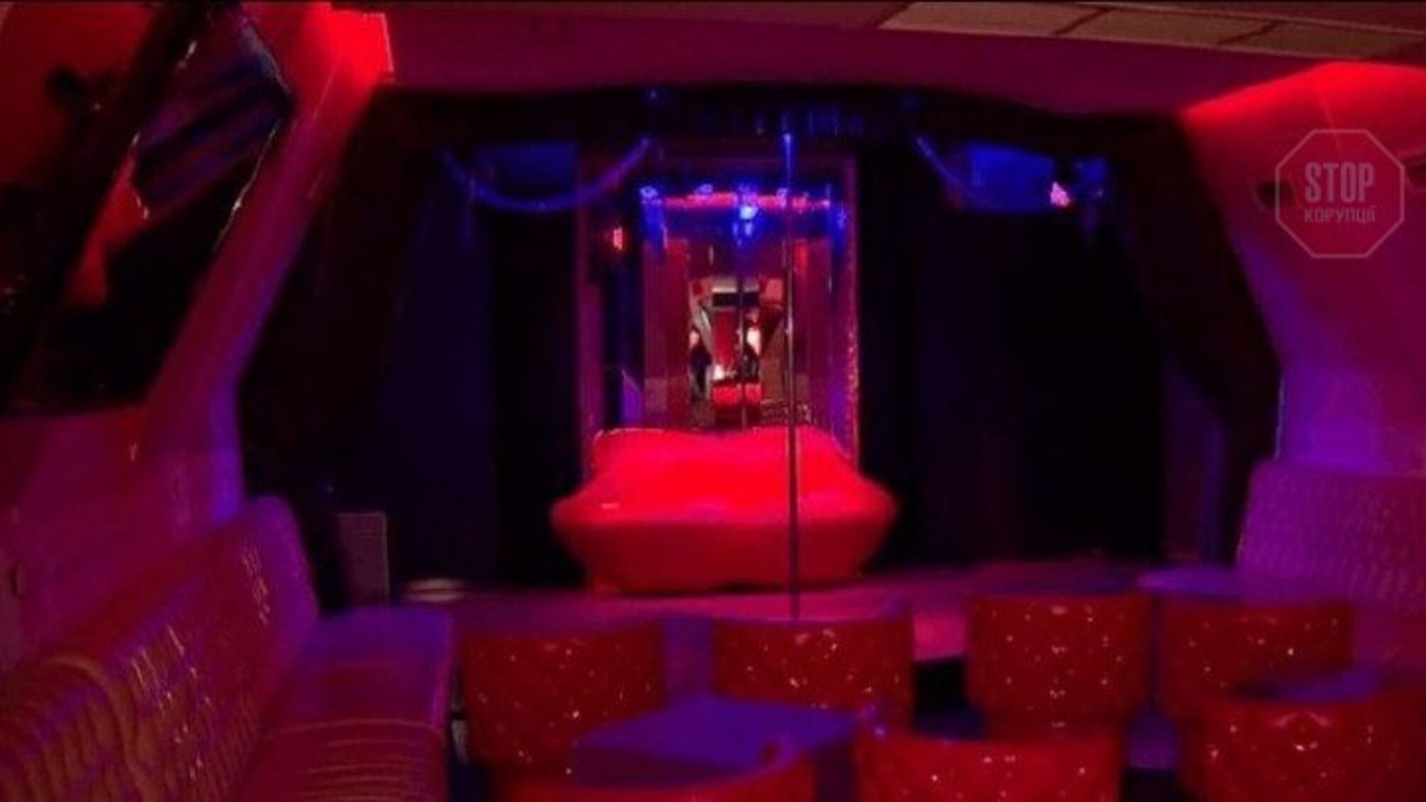 «У разі небезпеки – сховаєтеся»: у Києві в місці бомбосховища виявили стриптиз-клуб