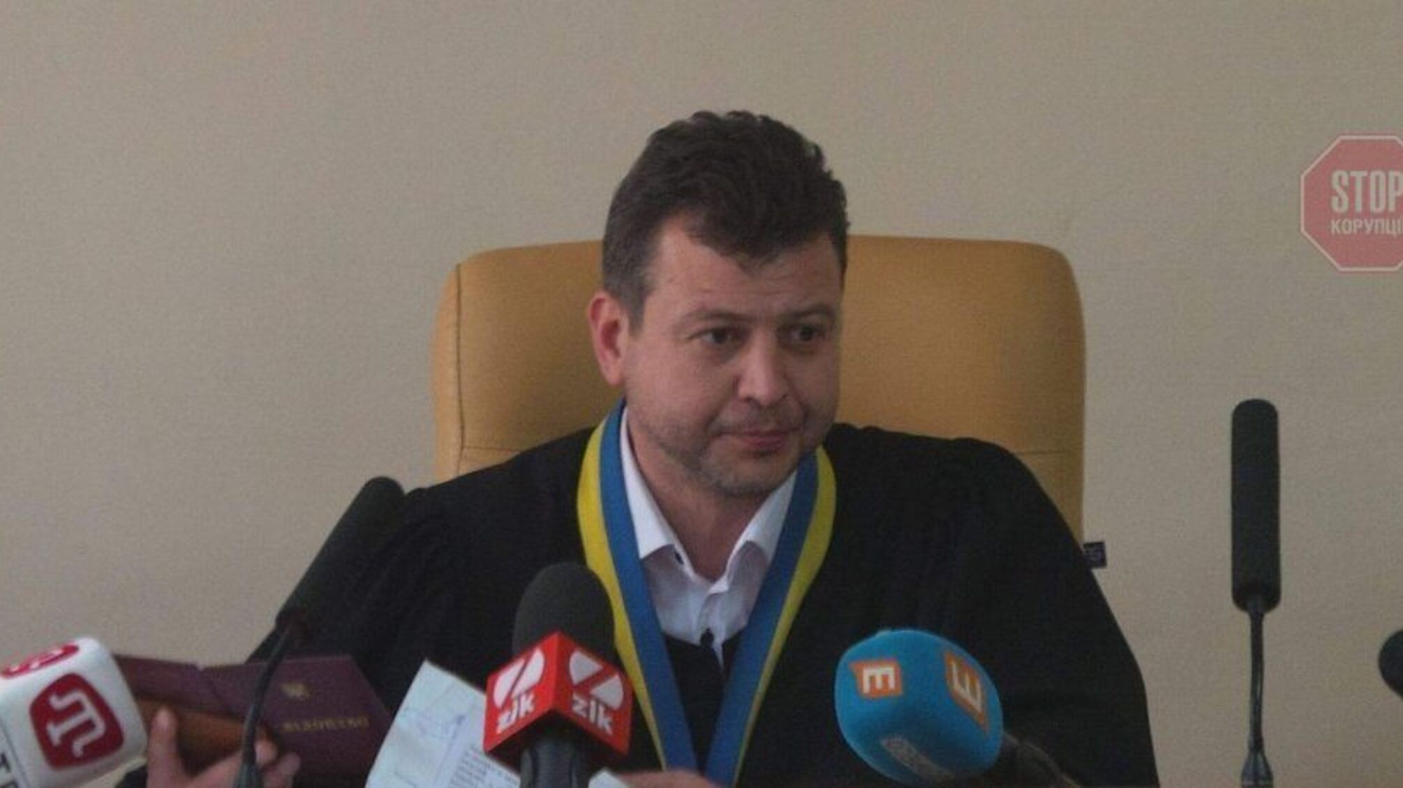 Недоброчесність і сумнівні рішення: що відомо про суддю, який розглядає справу Порошенка