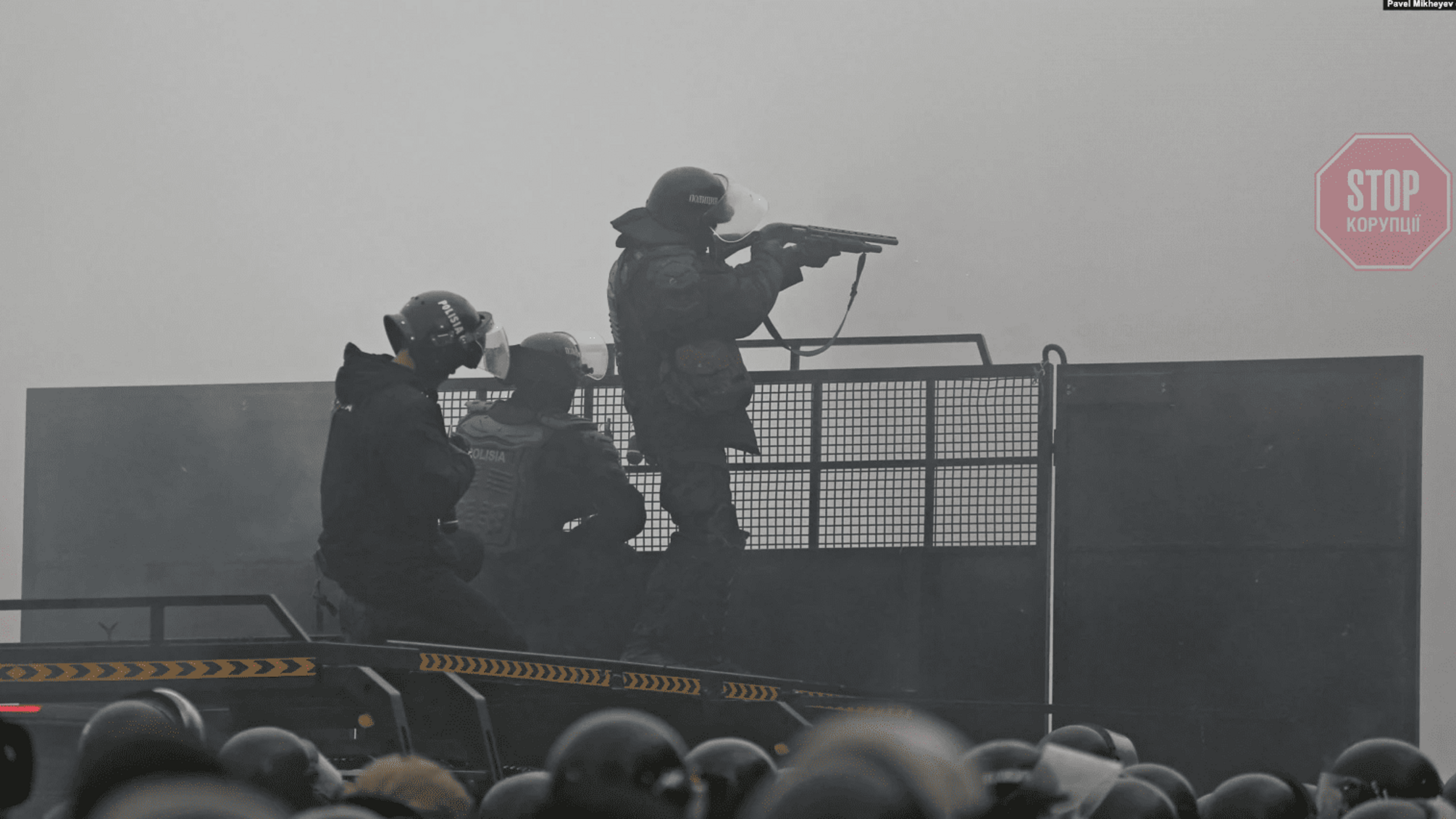 В Алматы тысячи людей штурмуют резиденцию президента, здание загорелось