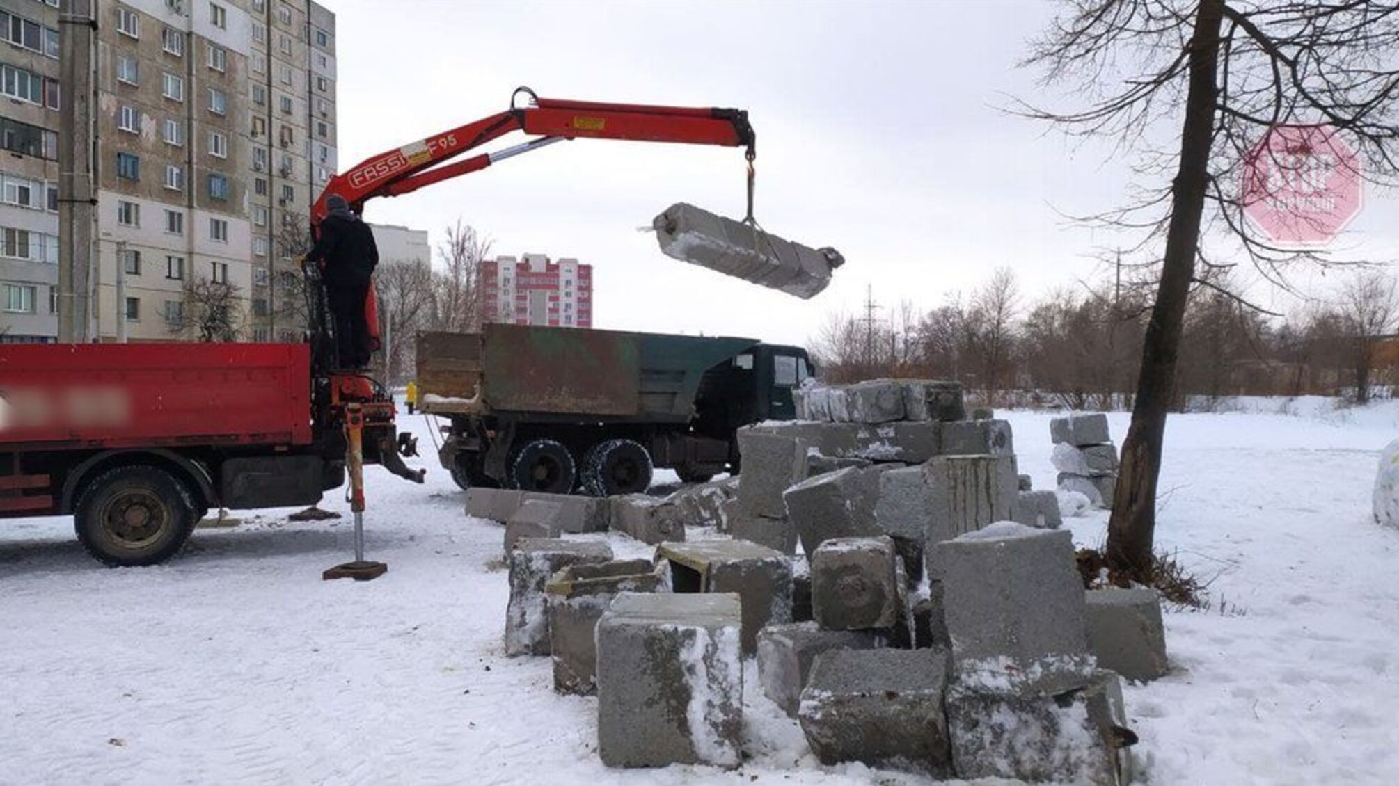 У Харкові демонтували скандальний «Стоунхендж» вартістю 1,5 мільйона (відео)