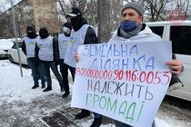 Спалені авто та напади на журналістів: вкрадену земельну ділянку намагаються повернути у власність Києва
