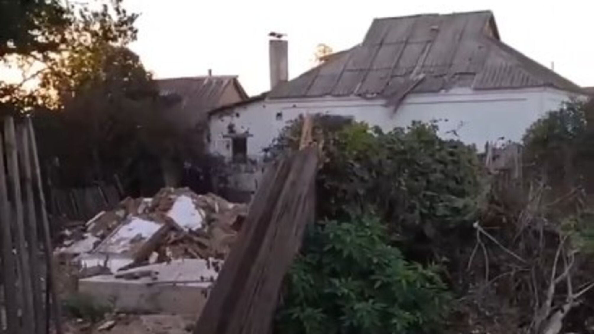 В окупованому Криму росіяни вистрілили з танку в приватний будинок (відео)