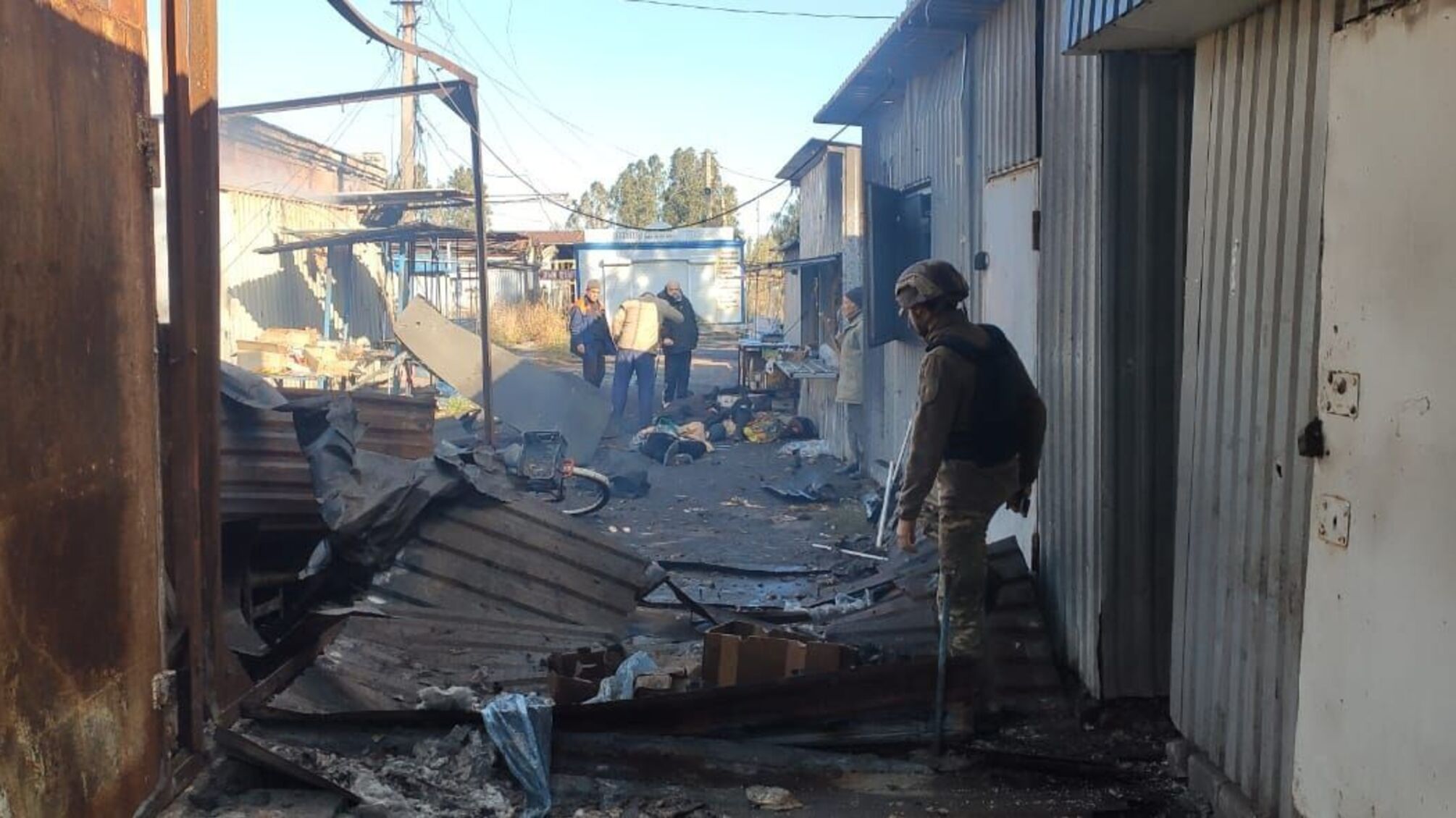 Россияне ударили по рынку в Авдеевке: по меньшей мере 7 гражданских погибли (фото)