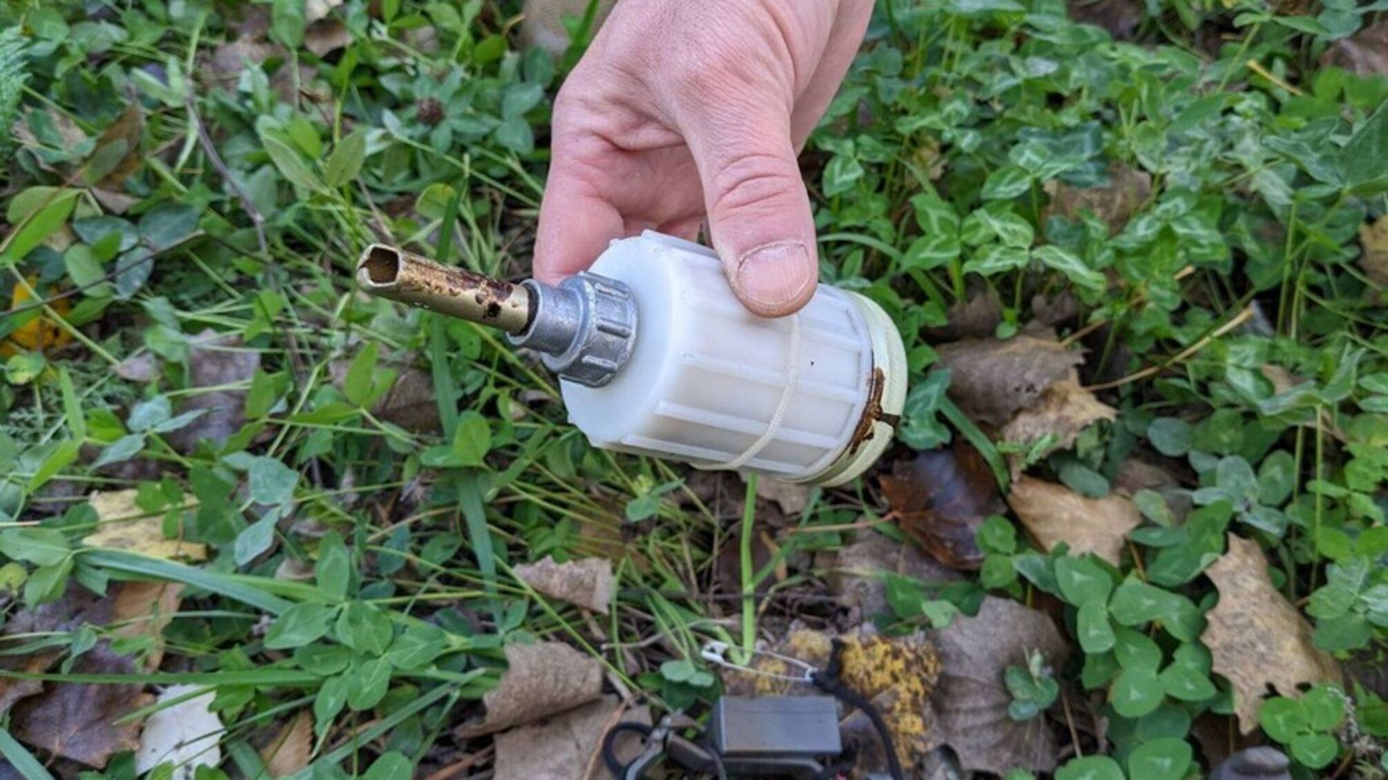 Під час здачі в полон один з російських солдатів спробував кинути гранату в українців (відео)