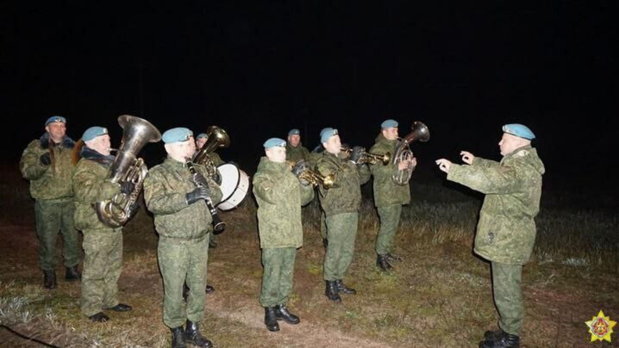 Ешелони російських військових вже у Білорусі, їх зустрічають 'хлібом і сіллю' 