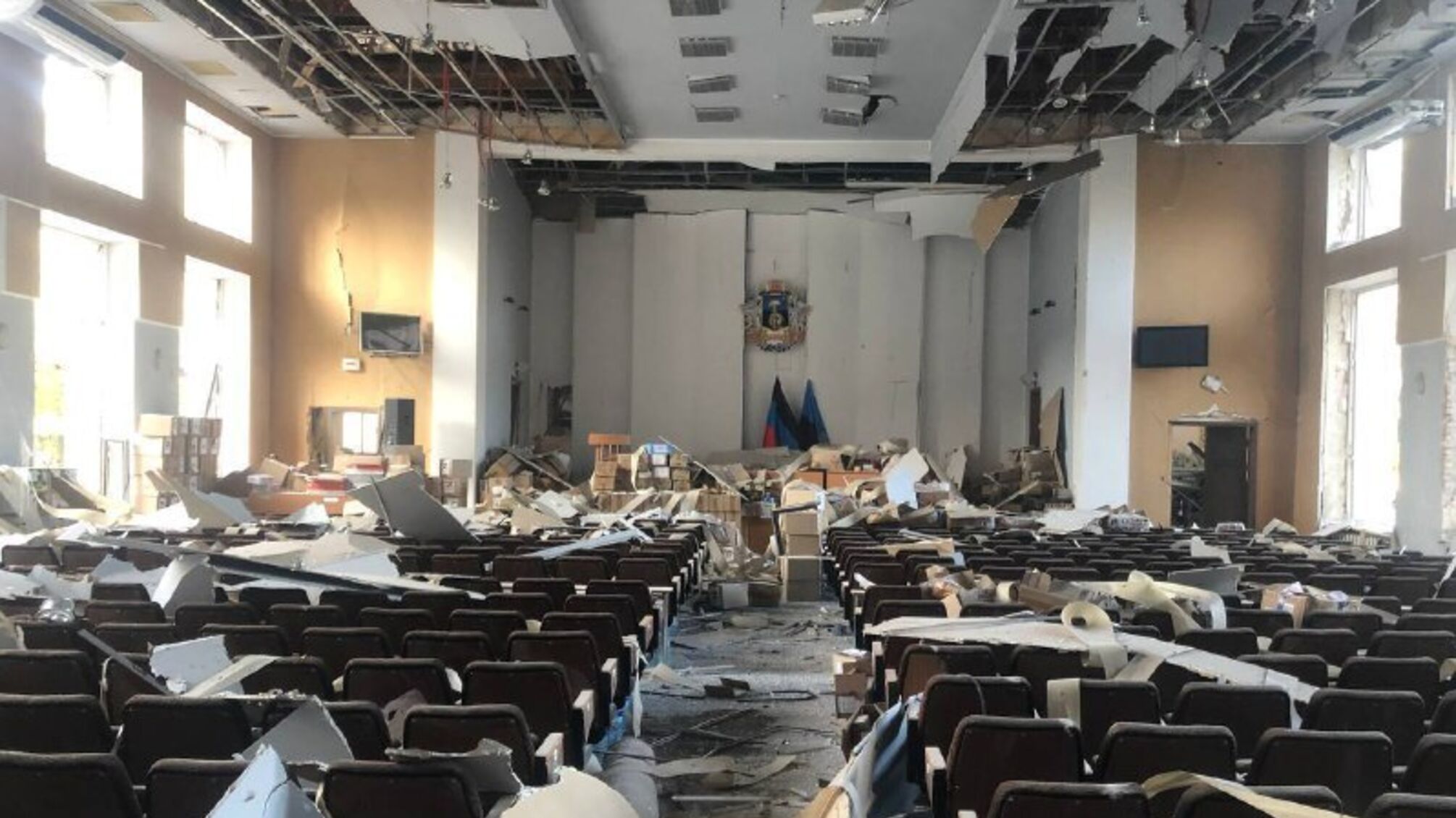 в окупованому Донецьку, пошкоджена будівля 'адміністрації'  бойовиків