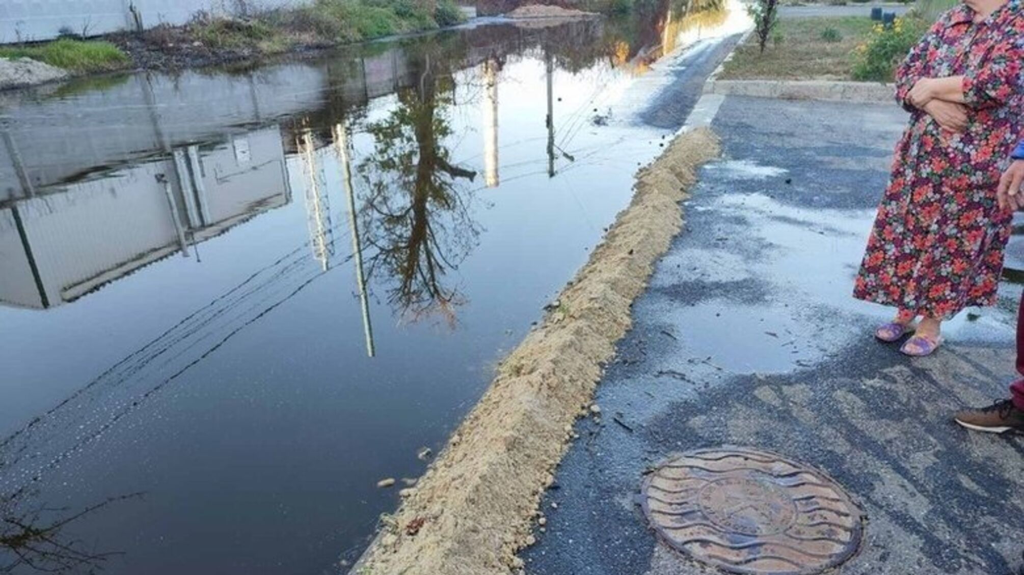 У Миколаєві через обстріли вулицями міста тече олія