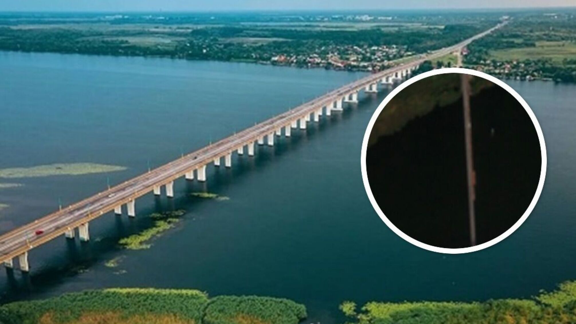 Нові знімки Антонівського мосту під Херсоном: переправу з барж розширили на 2 смуги