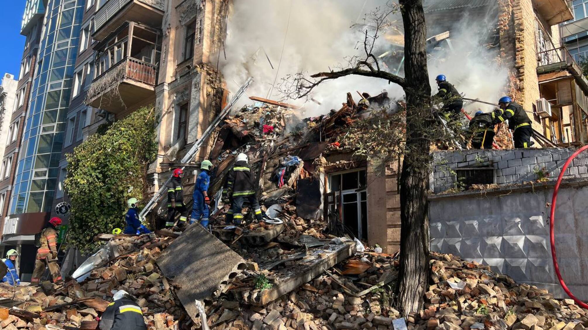 Под завалами разрушенного дома в Киеве обнаружили погибшую женщину – Кличко (фото)