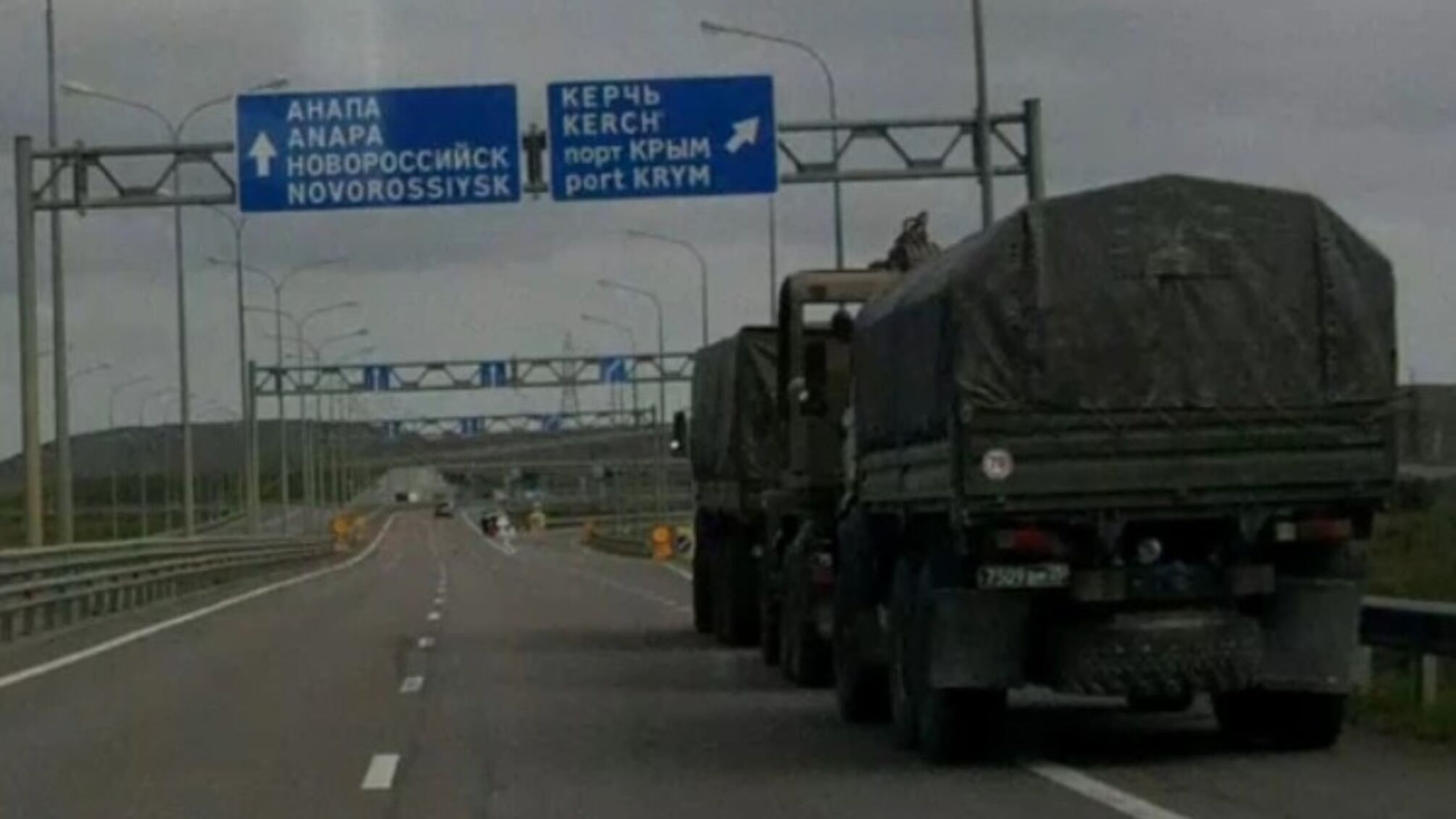 В оккупированном Крыму на въезде в Керчь зафиксировали колонну вражеской военной техники (фото)