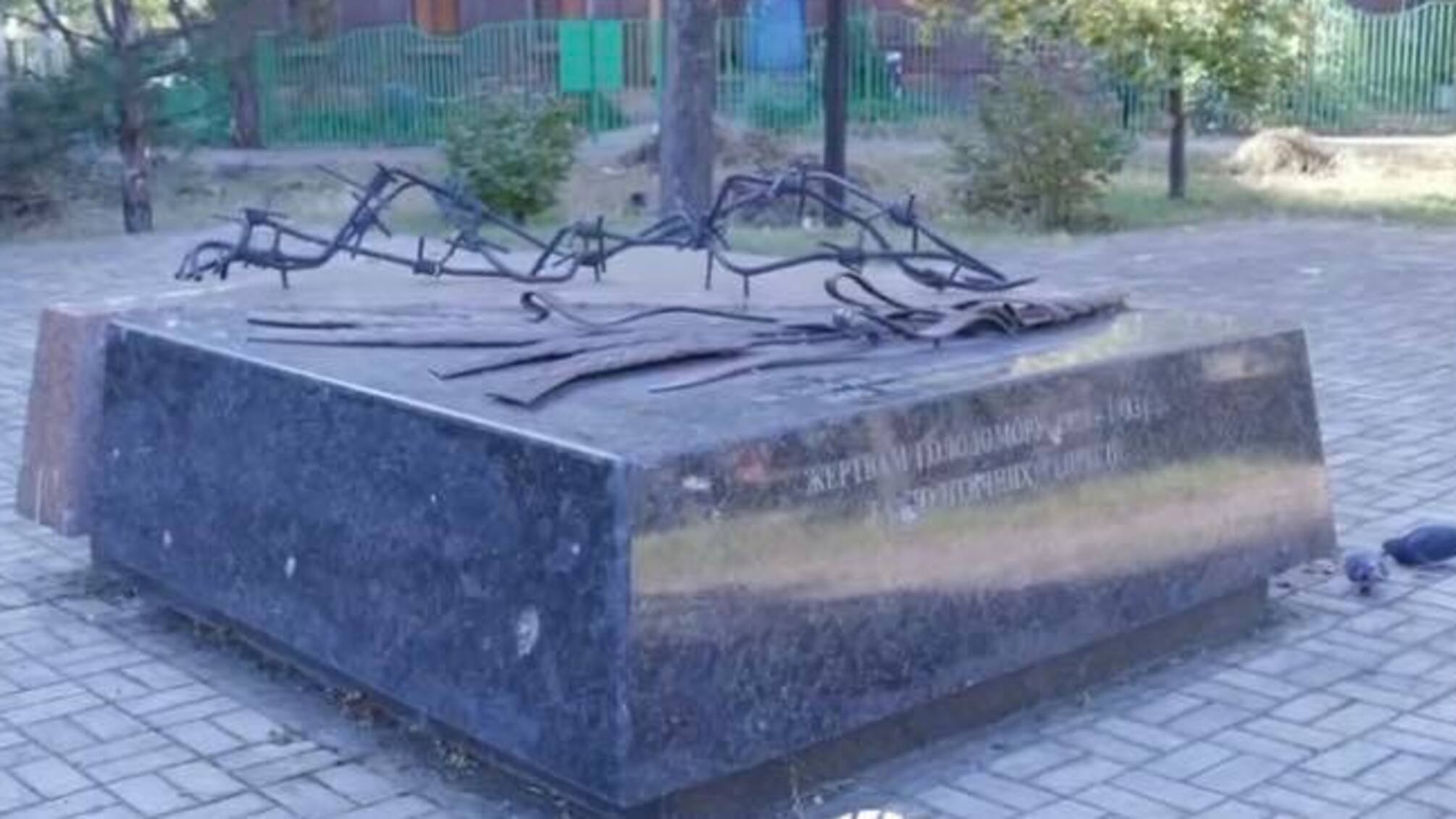 россияне демонтировали памятник жертвам Голодомора в Мариуполе
