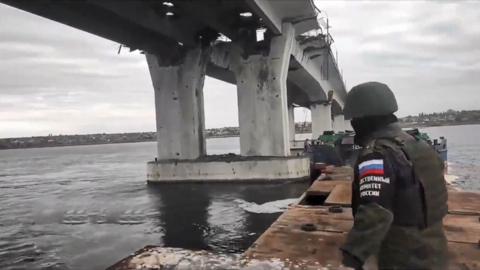 оккупанты пытаются отремонтировать переправу под Антоновским мостом