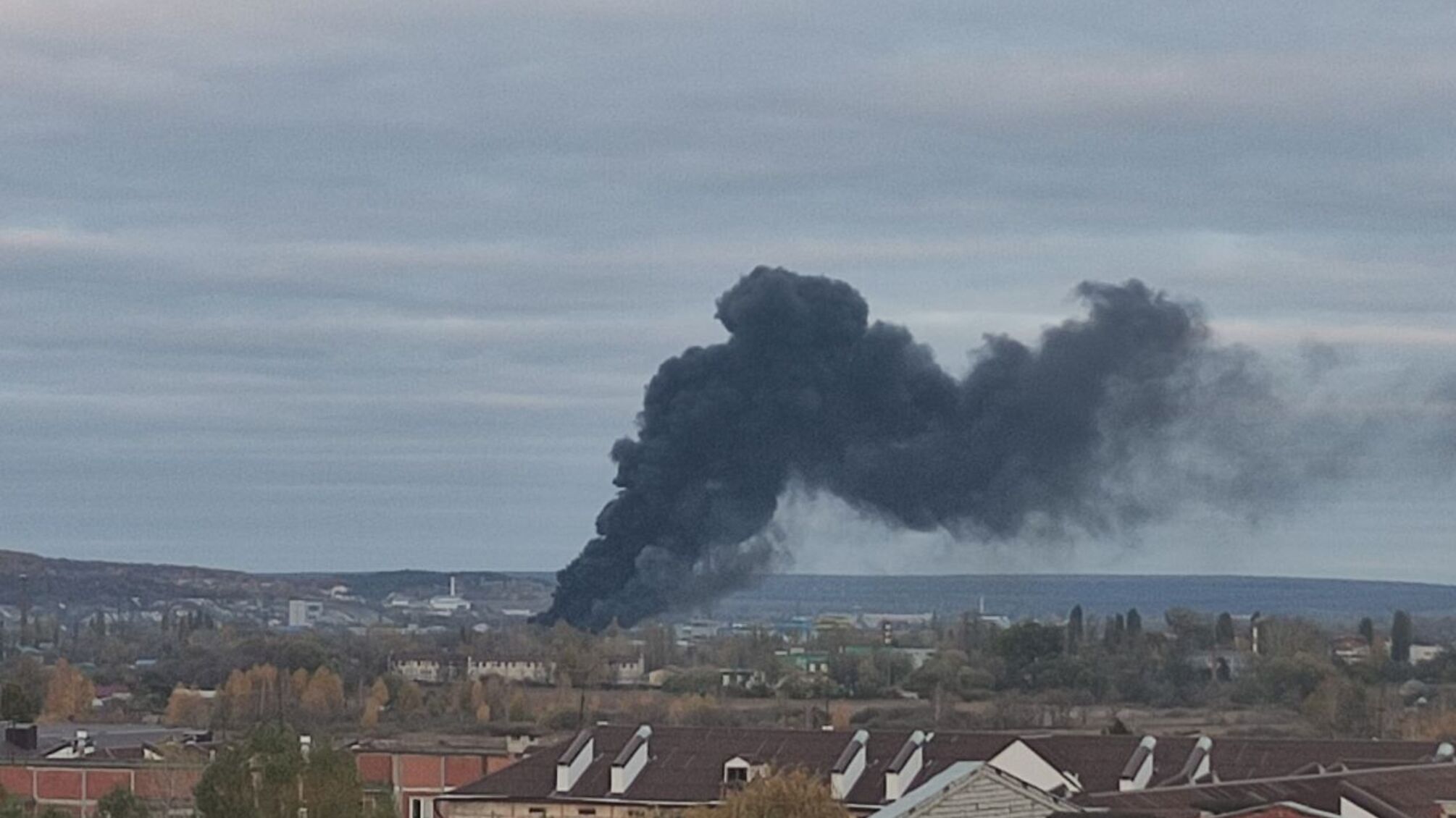 В Белгородской области взрывы: в Шебекино зафиксирован пожар