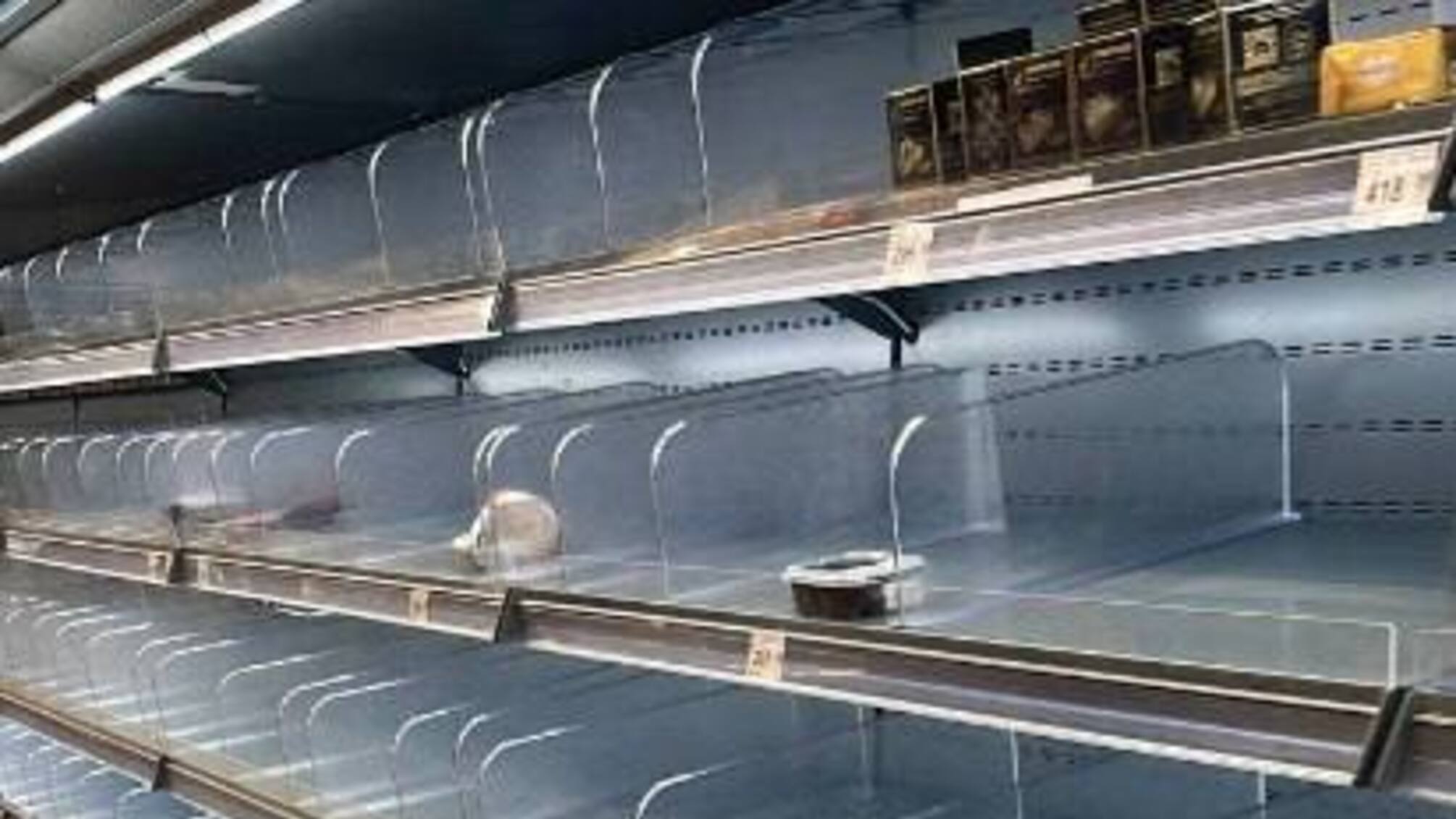 У мережі з'явились фото з окупованого Херсону: прилавки магазинів пусті, людей немає (фото)