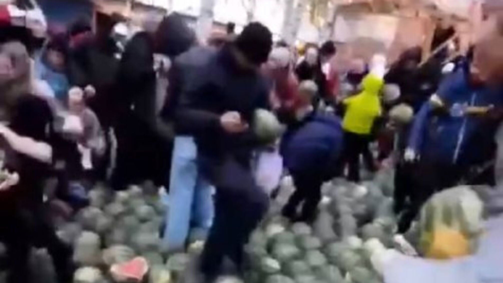 У російському Іжевську росіяни побилися через херсонські кавуни