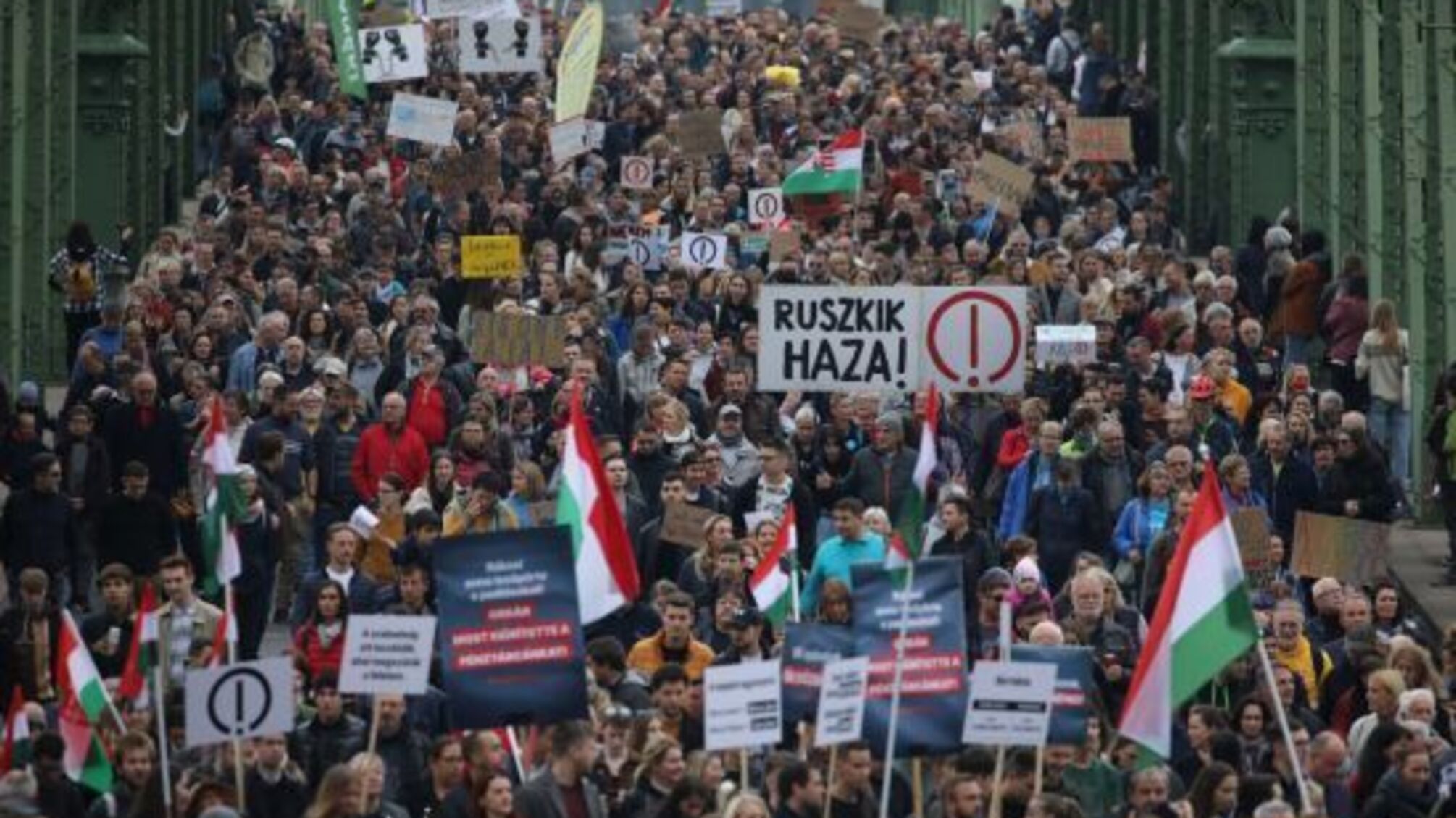 Тысячи венгров вышли на протест против правительства Орбана (фото)