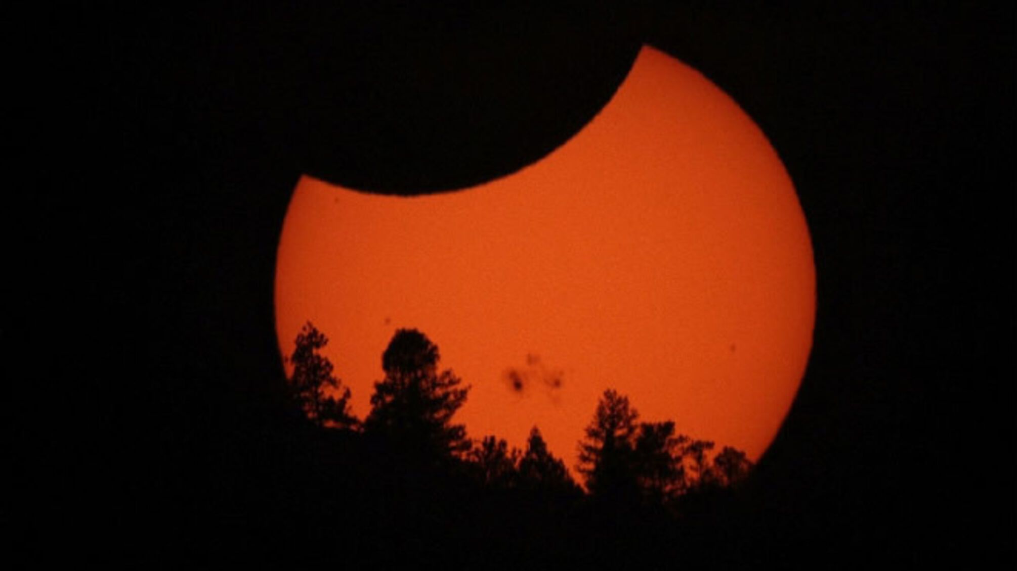 Українці зможуть побачити часткове сонячне затемнення: де і коли дивитись